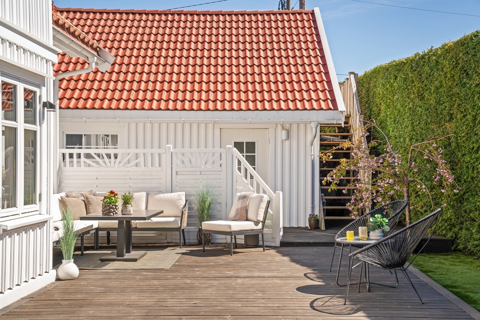 Her har man god plass til flere sittegrupper og grill, mm. Her kan du nyte sommeren til det fulle og sette pris på den skjermede uteplassen. Galleribilde