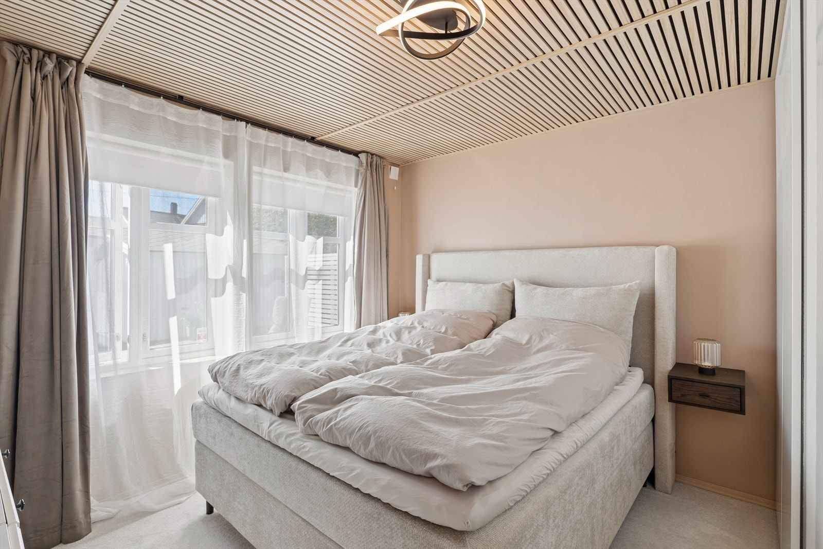 Hovedsoverommet ligger praktisk til i 1. etasje og har god plass til dobbeltseng og vegghengte nattbord. Rommet er utstyrt med skyvedørsgarderobe og har i tillegg plass til kommode eller annen oppbevaringsløsning. Galleribilde
