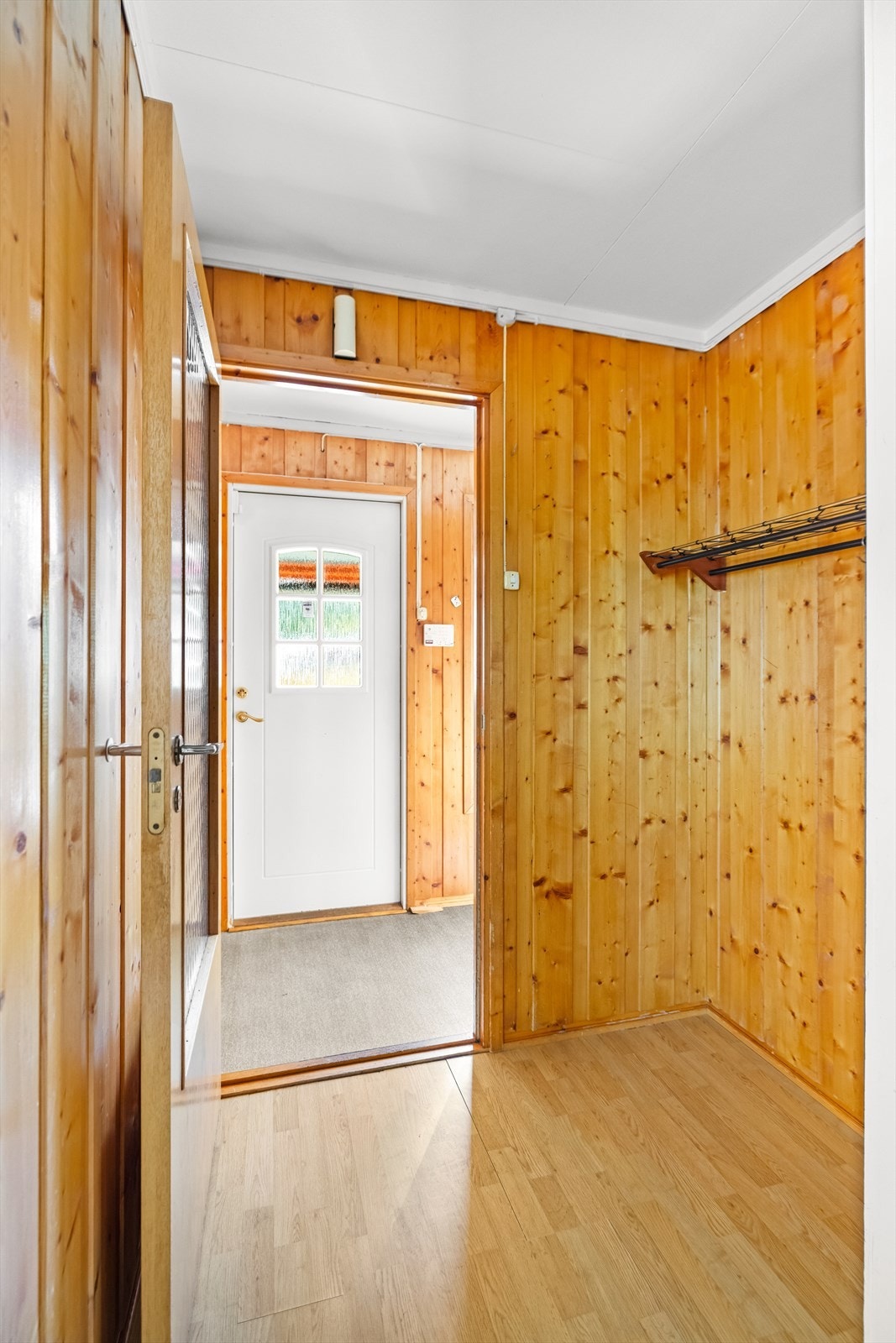 Fra vindfanget kommer du inn i en entré som fordeler tilgang til resten av boligen. Galleribilde