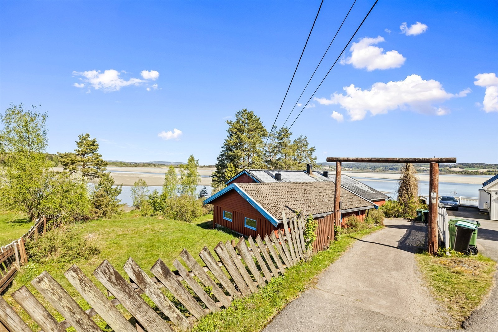 Eiendommen ligger i et etablert og rolig boligområde på Fjerdingby, vurdert som veldig trygt. Galleribilde