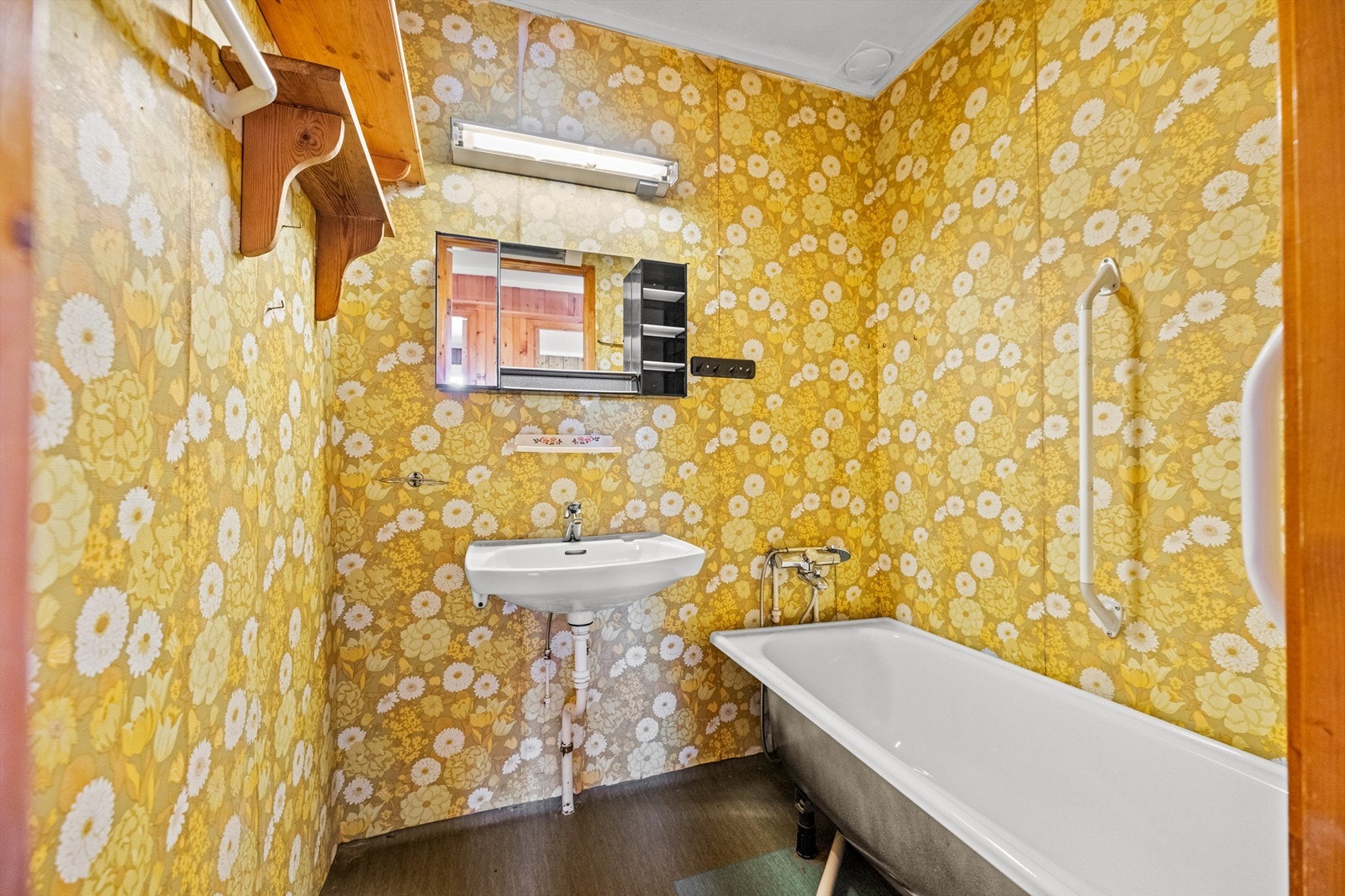 Badet er av eldre dato og utstyrt med badekar og servant. Galleribilde