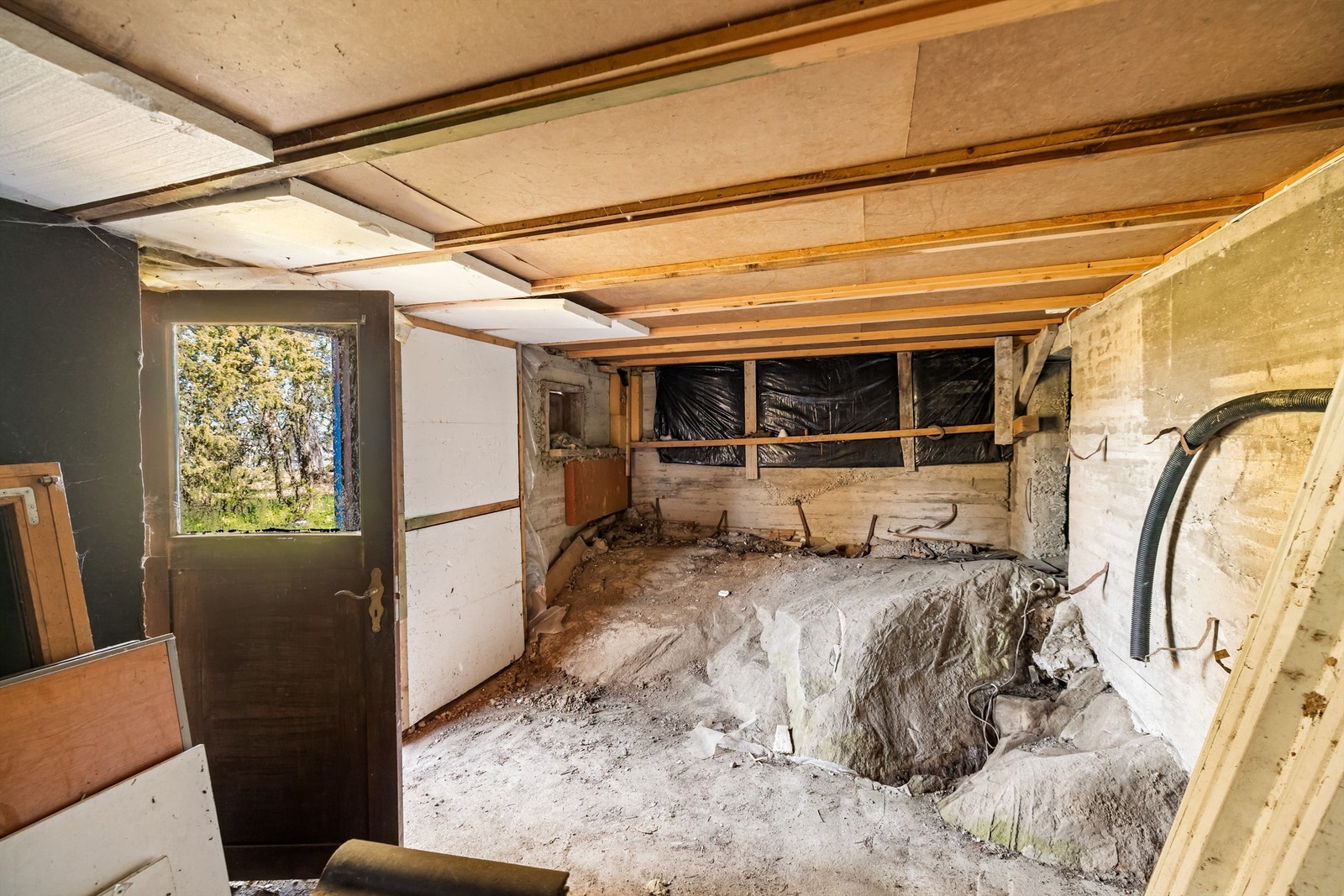 Kjelleren har grunnmur av betong og etasjeskiller av trekonstruksjoner over fjell og steinmasser. Galleribilde