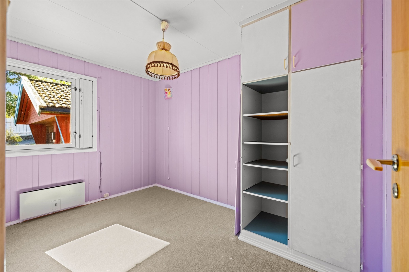 Boligen har tre soverom, alle med plassbygde garderobeskap fra byggeår. Galleribilde