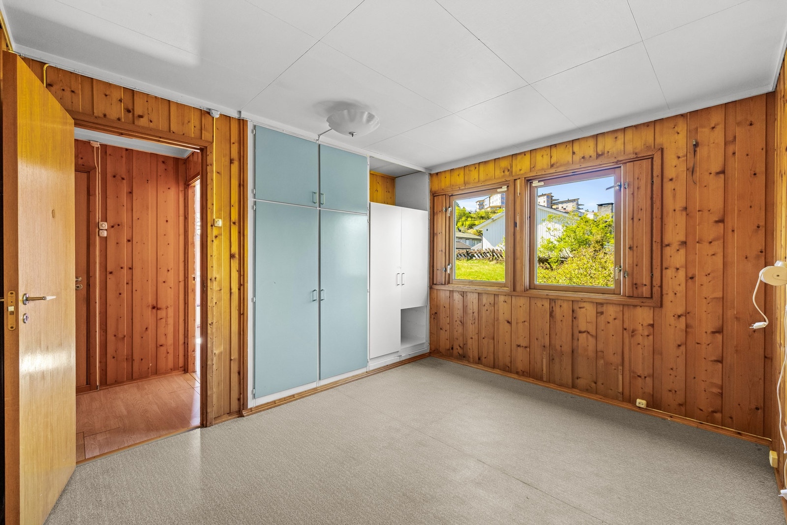 De plassbygde skapene gir god lagringsplass på soverommene. Galleribilde