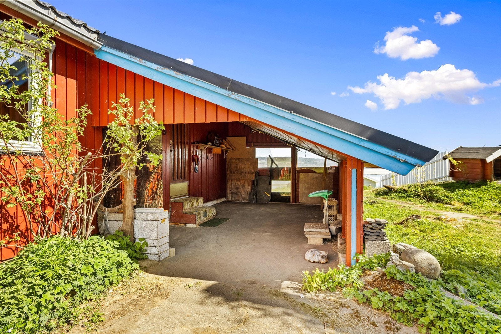I tillegg til garasjen er det en integrert carport i tilknytning til boligen. Galleribilde
