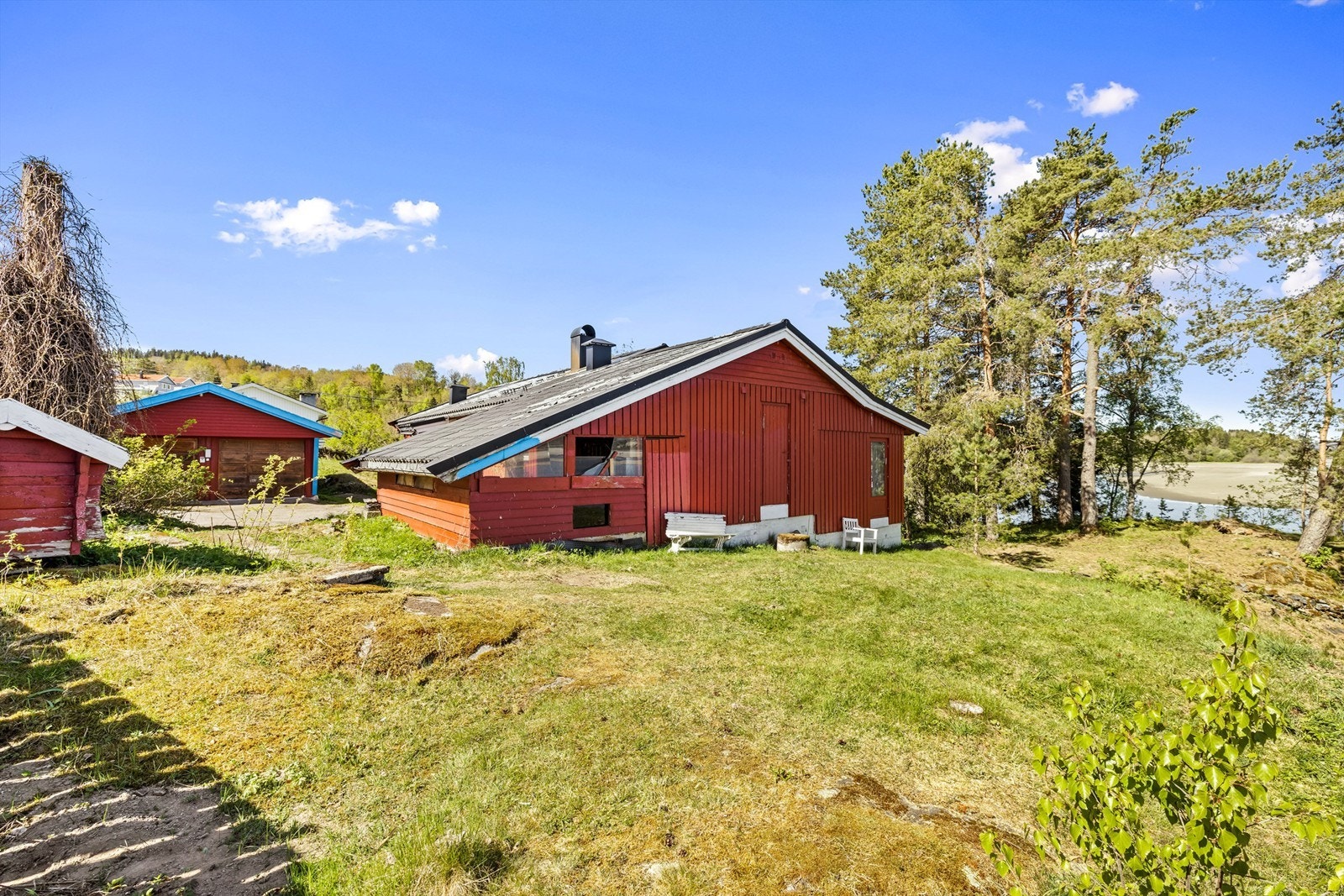 Den store tomten er delvis naturtomt og delvis opparbeidet med plen og beplantning. Galleribilde