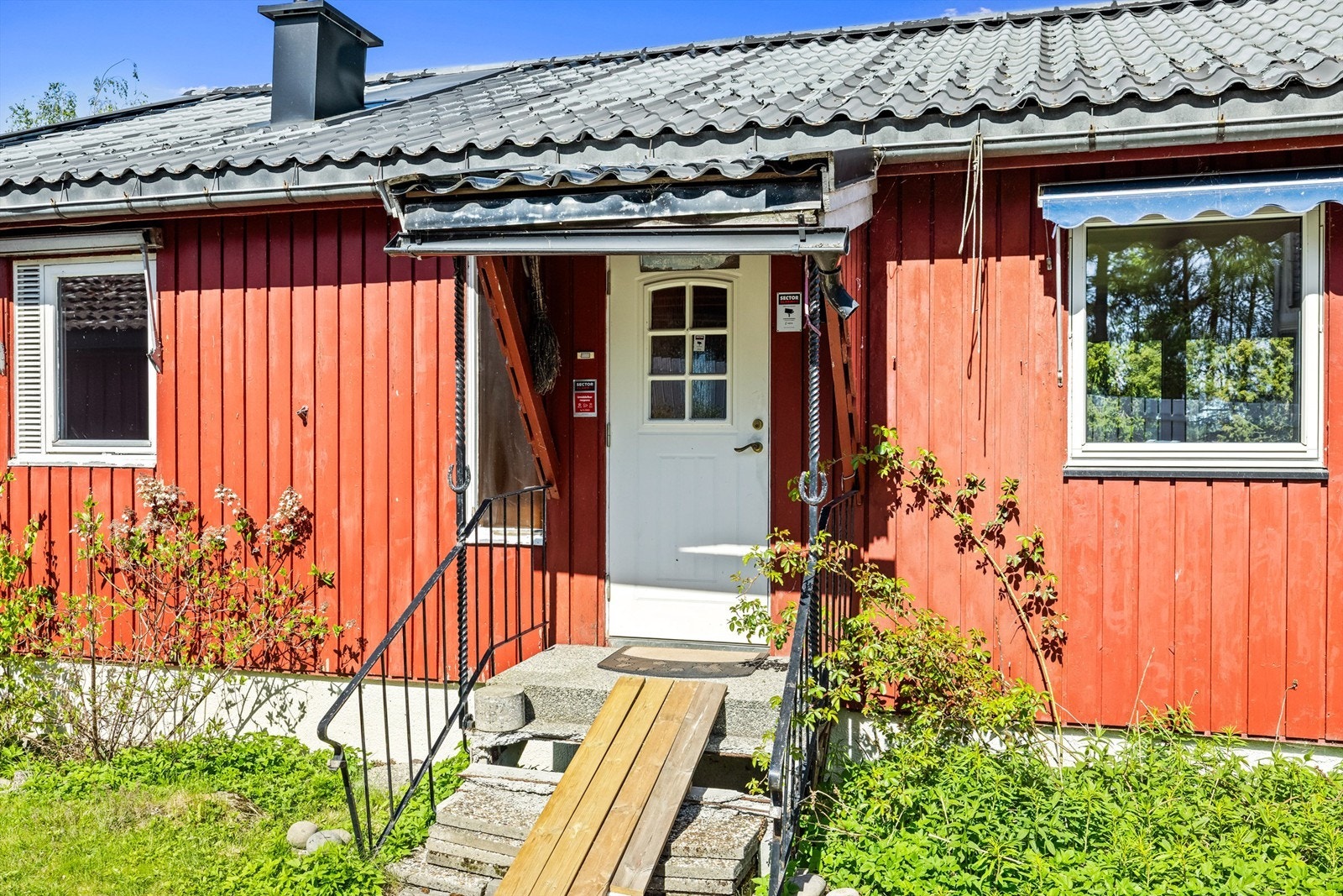 Eneboligen er oppført i 1969 og har yttervegger kledd med stående og liggende trepanel. Galleribilde