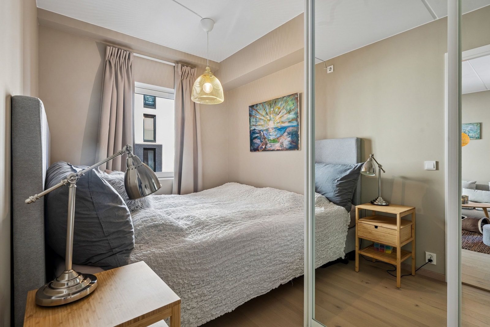 Barnerom/Gjesterom/hobbyrom/kontor oppgradert med skyvedørsgarderobe med speilfronter. Det står en 150 seng her nå, men det er plass til en seng på 180 om ønskelig Galleribilde