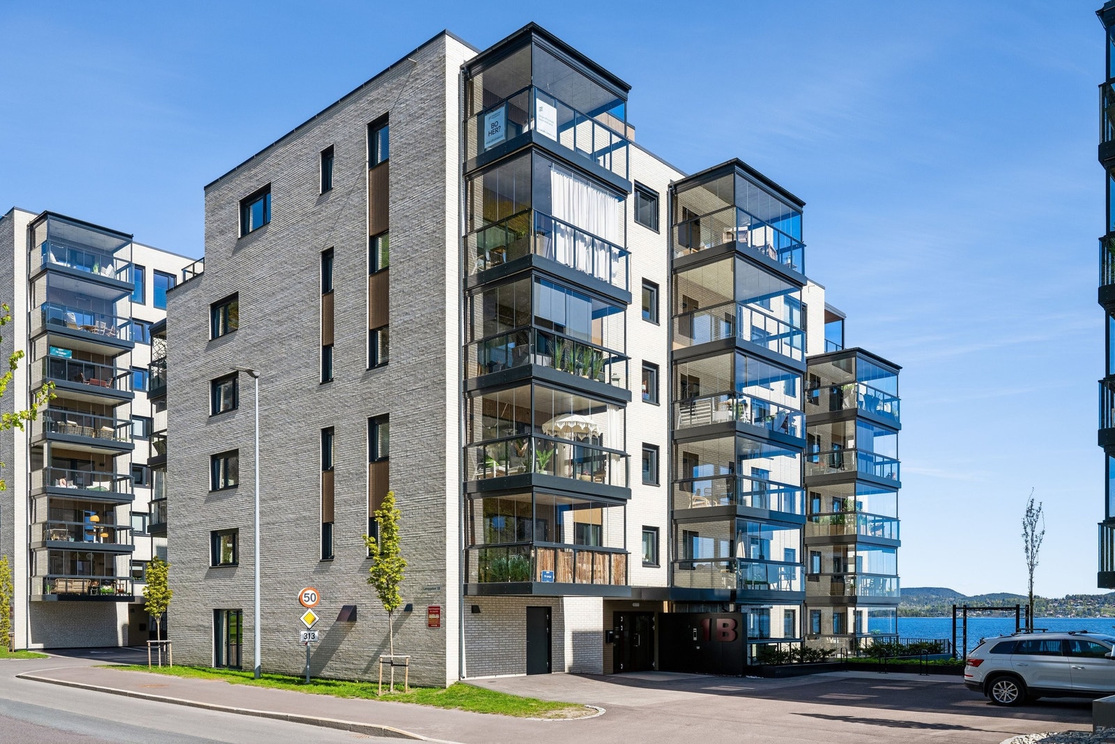Her ses balkongen fra soverommet nederste på bygget Galleribilde