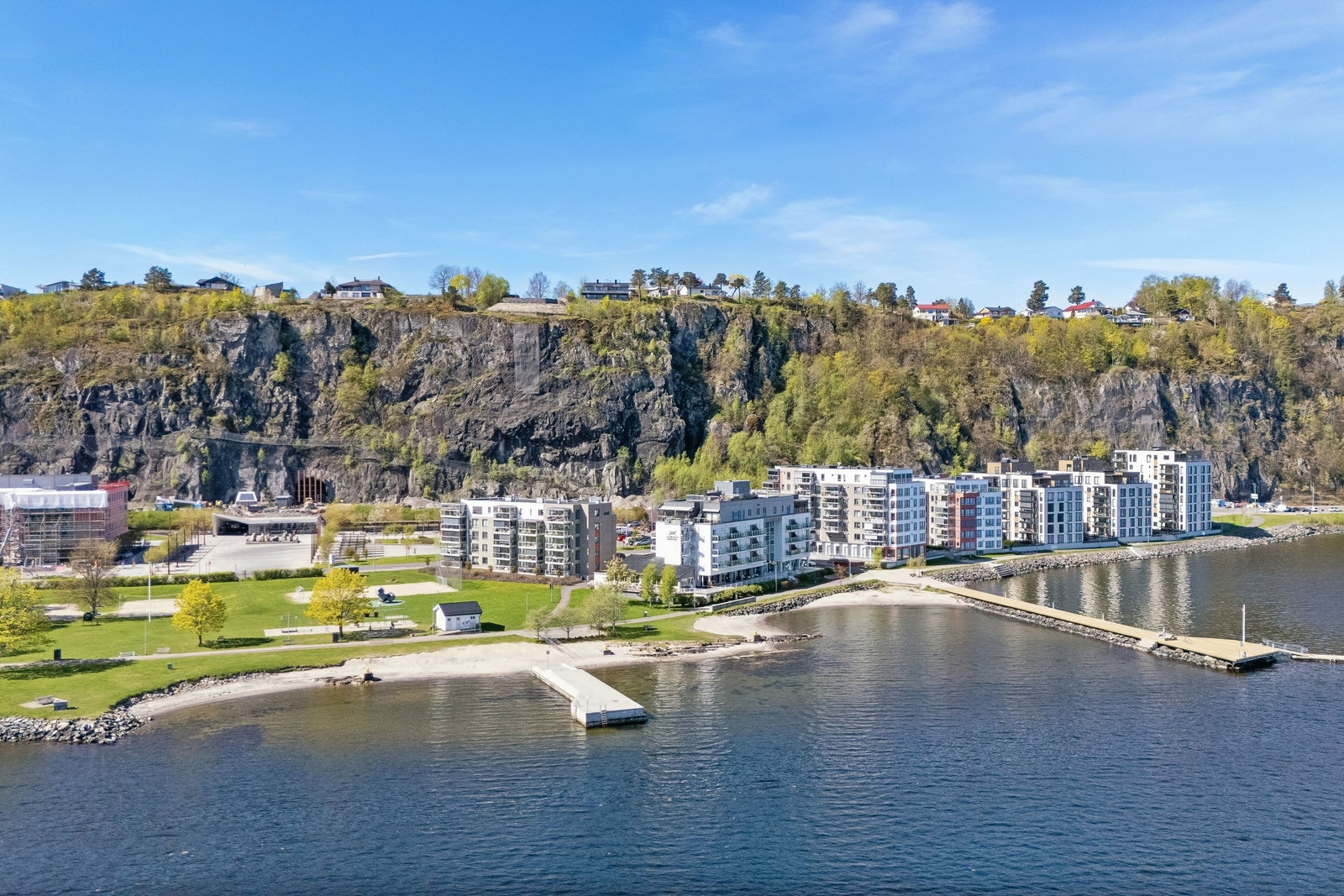 Her ses Dulpen og badeplass med badebrygge mm. samt Holmestrand stasjon - 4 min. gange fra leiligheten Galleribilde