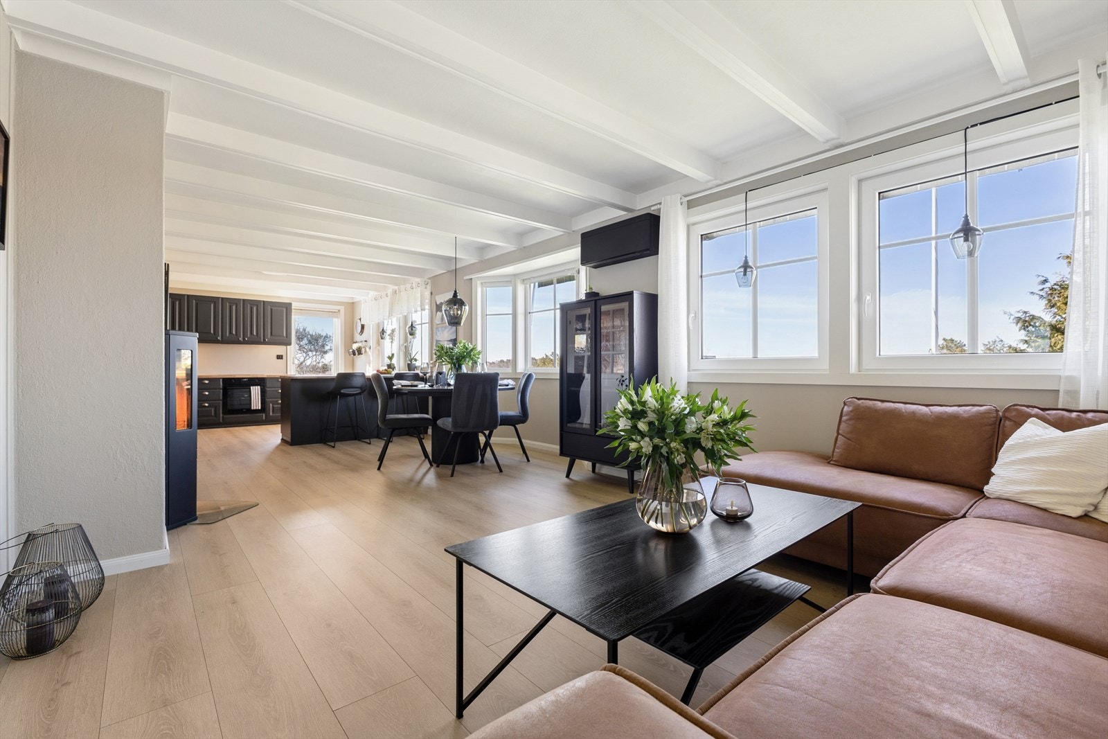 Romslig stue med plass til både sofagruppe og spisebord. Galleribilde