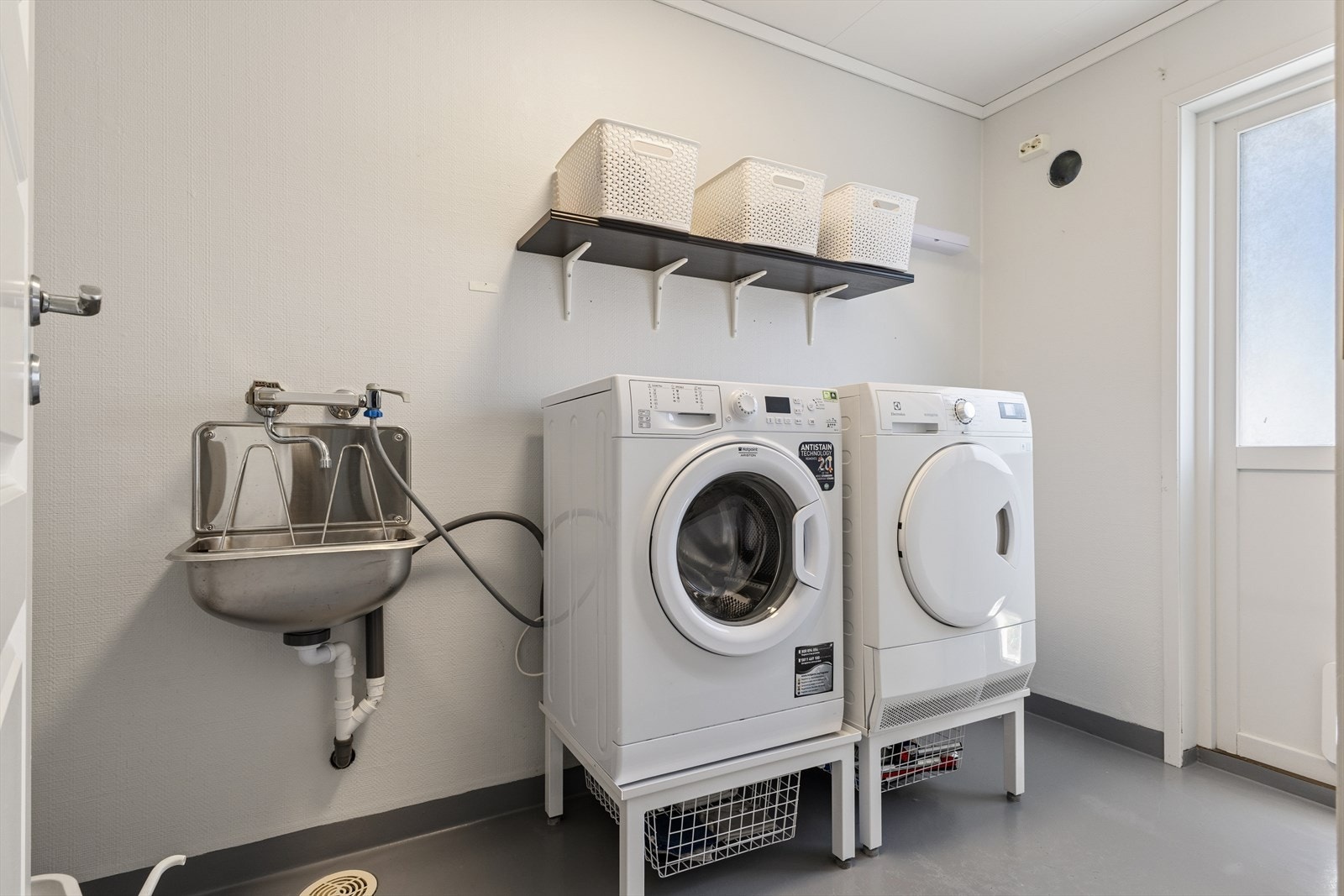 Praktisk vaskerom med utslagsvask, opplegg for vaskemaskin/tørketrommel og en 200-liters varmtvannsbereder. Galleribilde