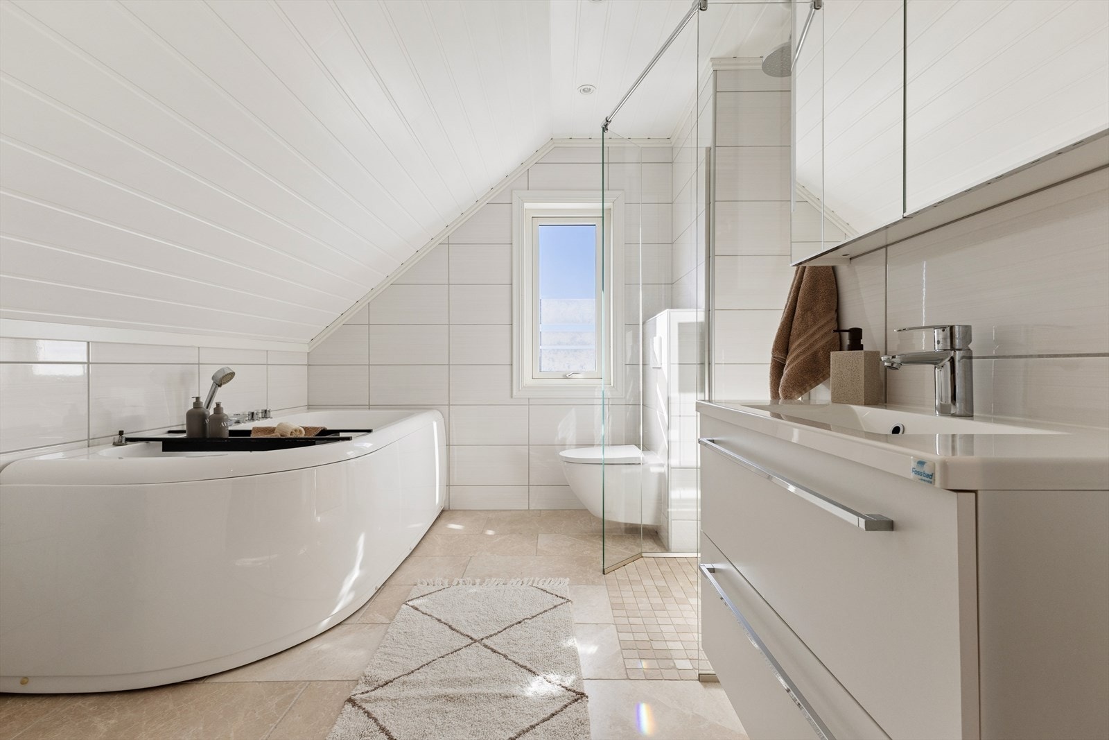 Badet i andre etasje er lyst og pent med flislagte overflater. Det er varmekabler i gulv. Galleribilde