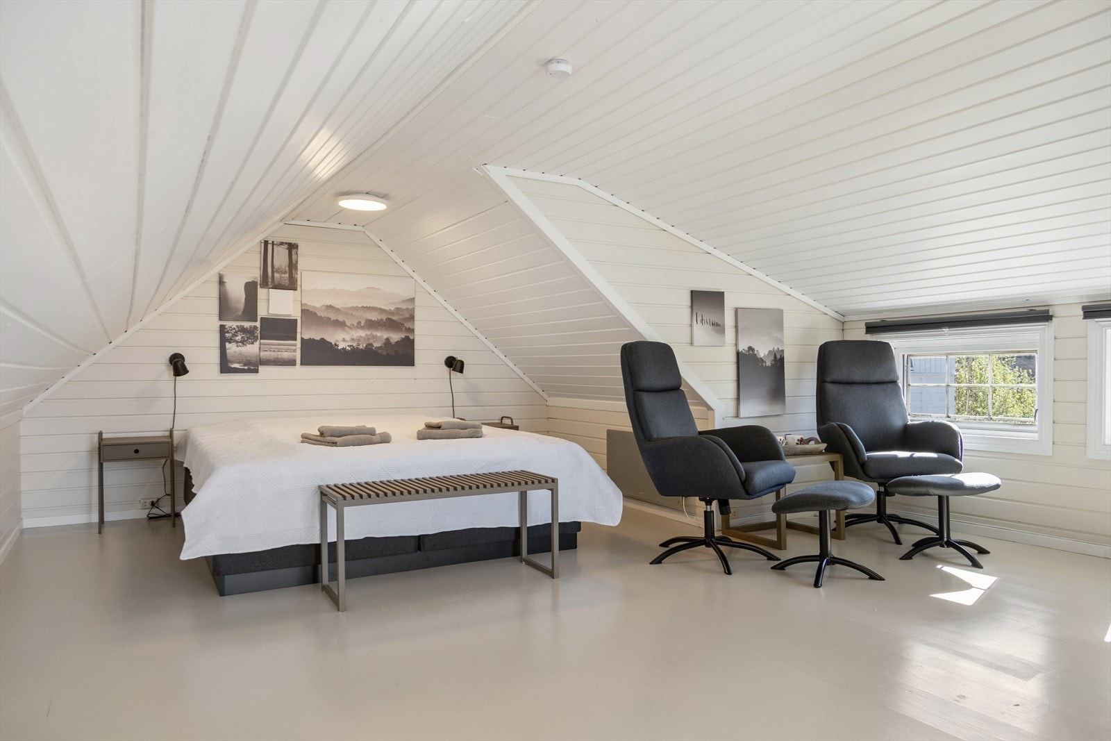 Loftet er lyst og romslig. NB! Ikke søkt/godkjent hos kommunen. Galleribilde