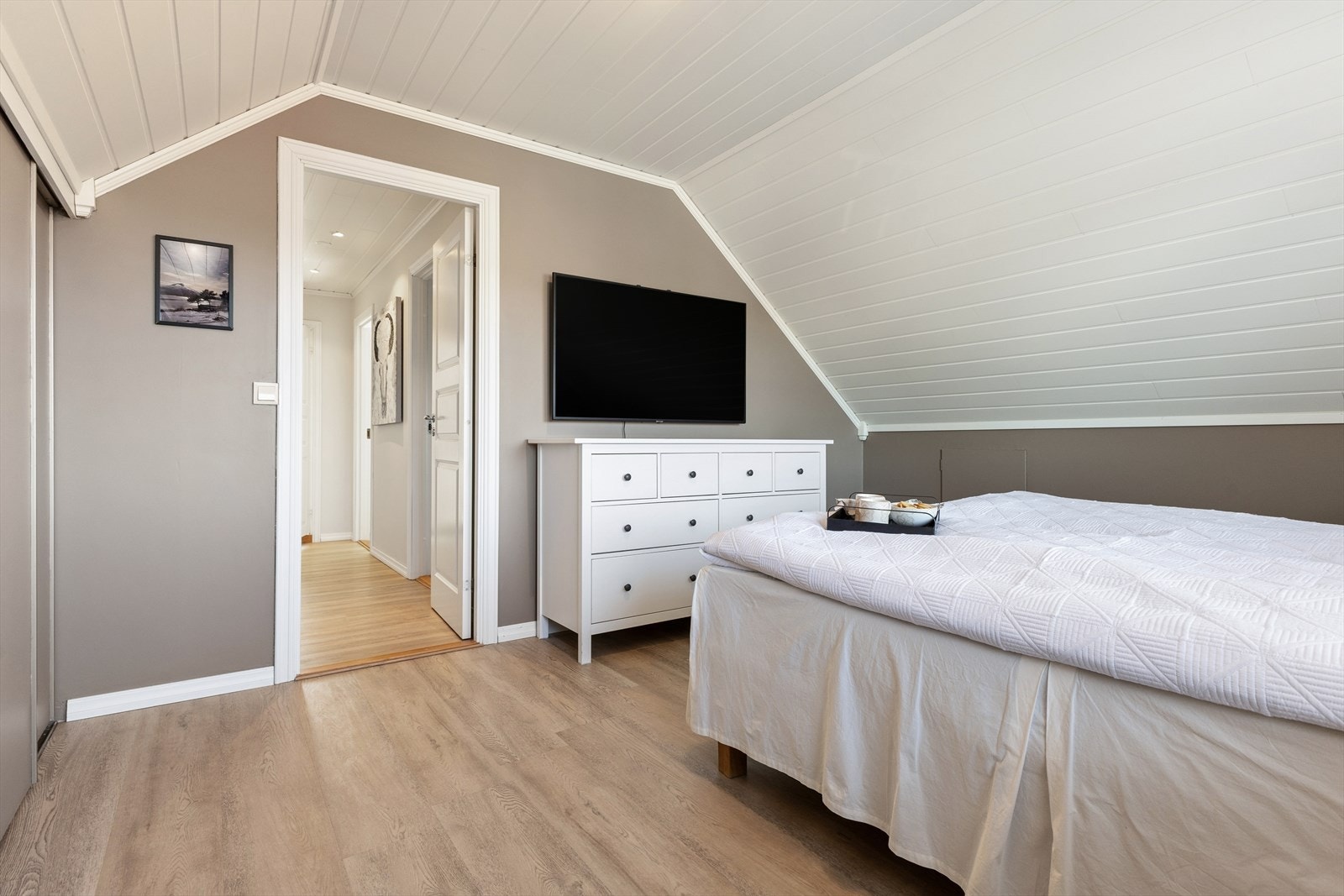 Hovedsoverommet har god plass til dobbeltseng og oppbevaringsmøbler. Galleribilde