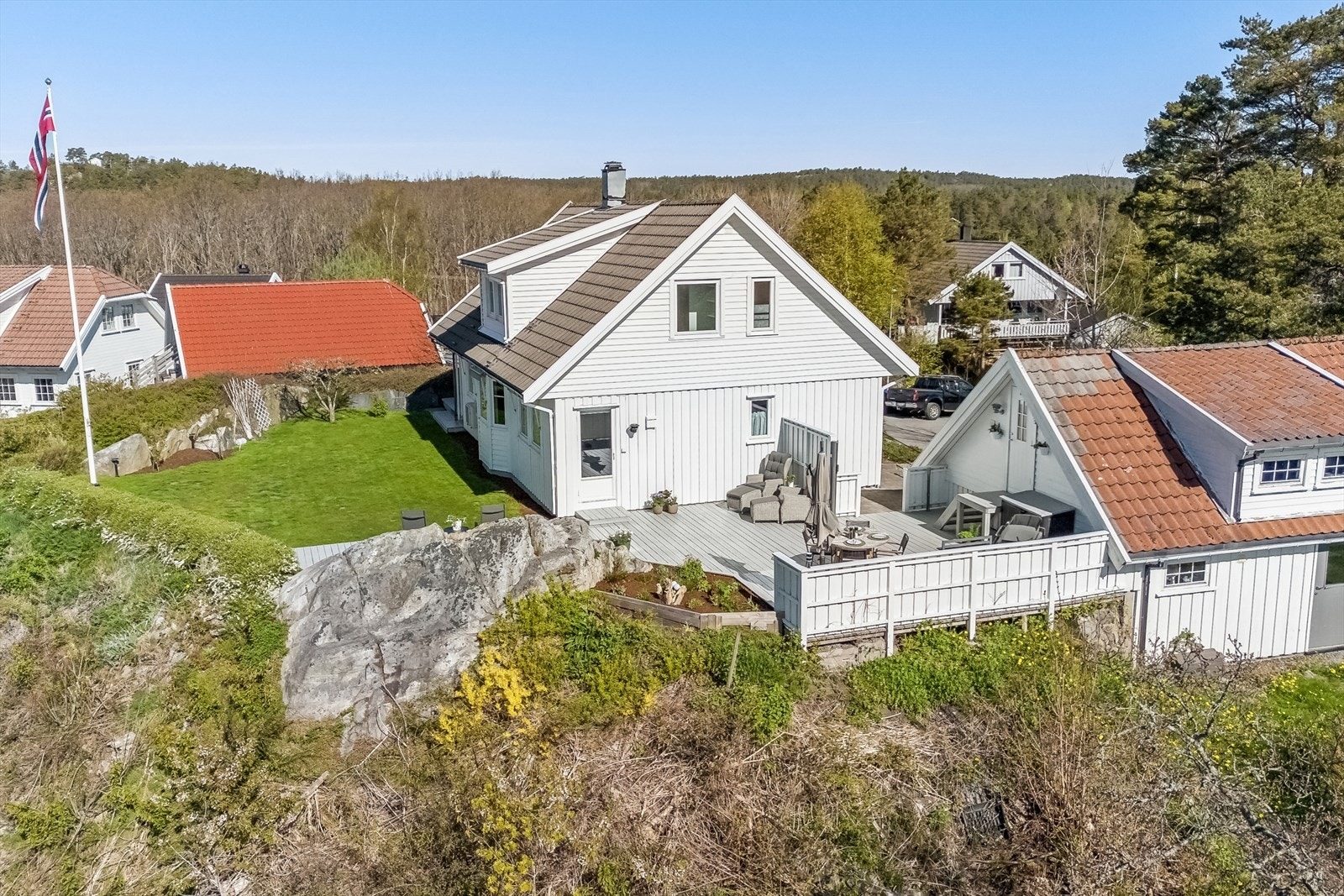 Beliggende i et rolig og etablert boligområde på Høifjell, med nærhet til både sjøen og flotte turområder. Galleribilde