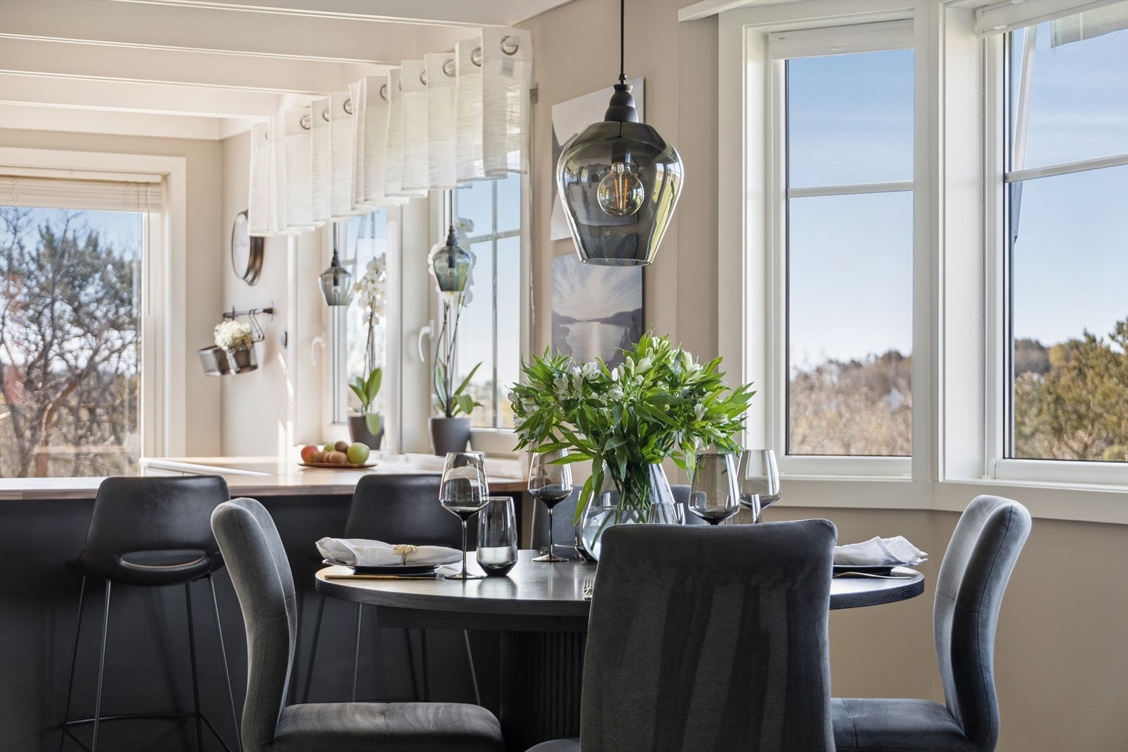 Spiseplassen er plassert i tilknytning til kjøkkenet, perfekt for måltider med familie og venner. Galleribilde