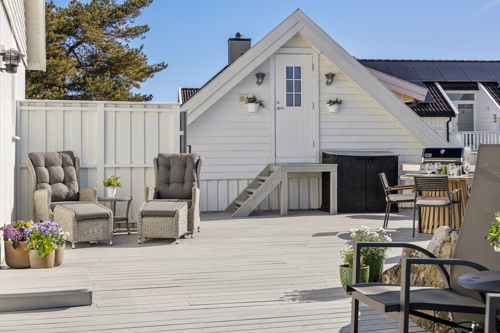Stor terrasse med god plass til flere sittegrupper og utemøbler. Galleribilde