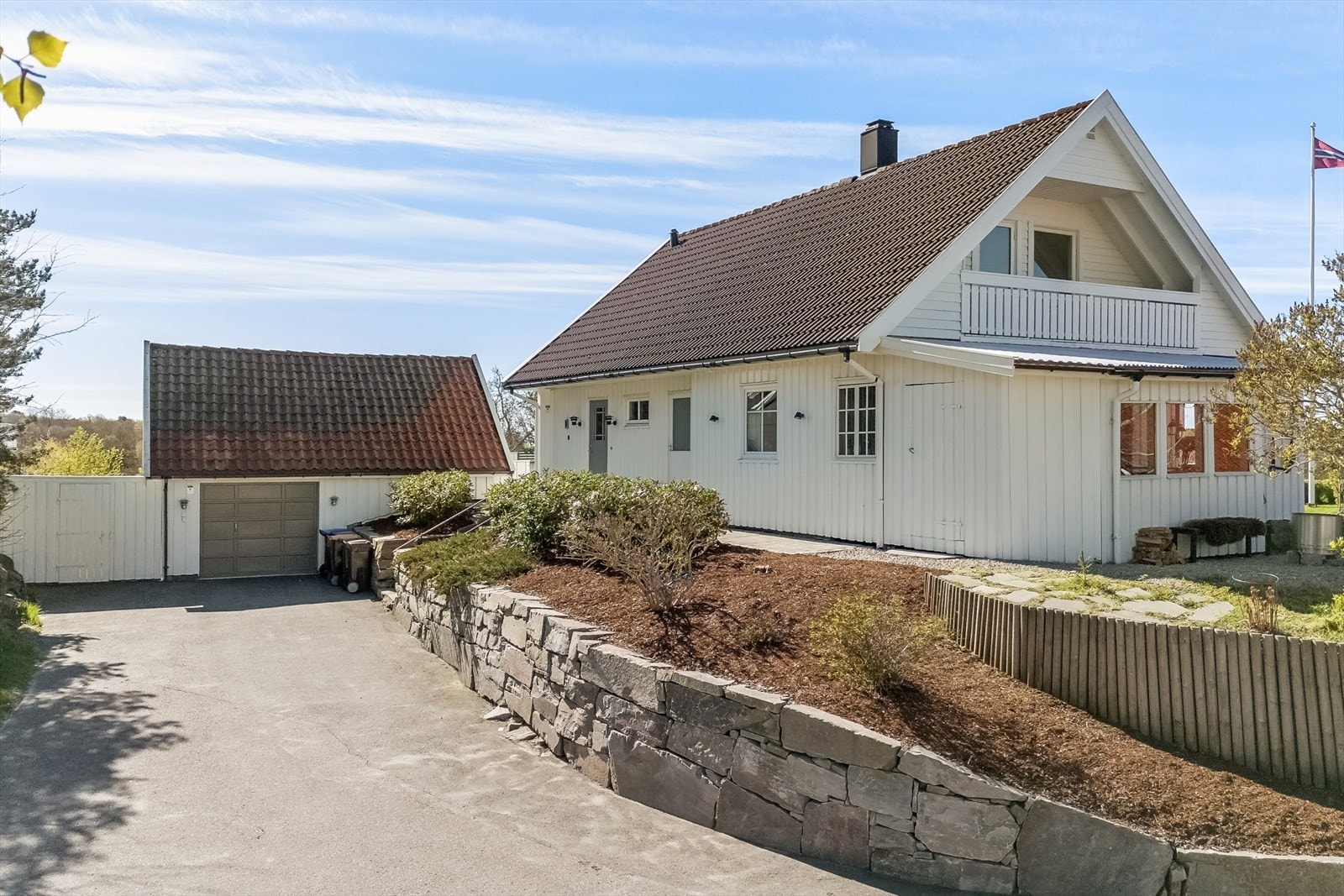 Gode parkeringsforhold i garasje samt innkjørsel. Galleribilde