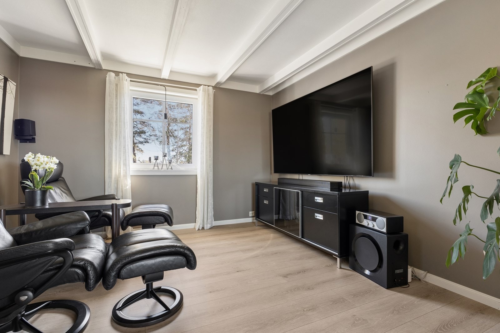 TV-stue med god plass for sittegruppe og tv. Herfra er det videre utgang til hagestuen. Galleribilde