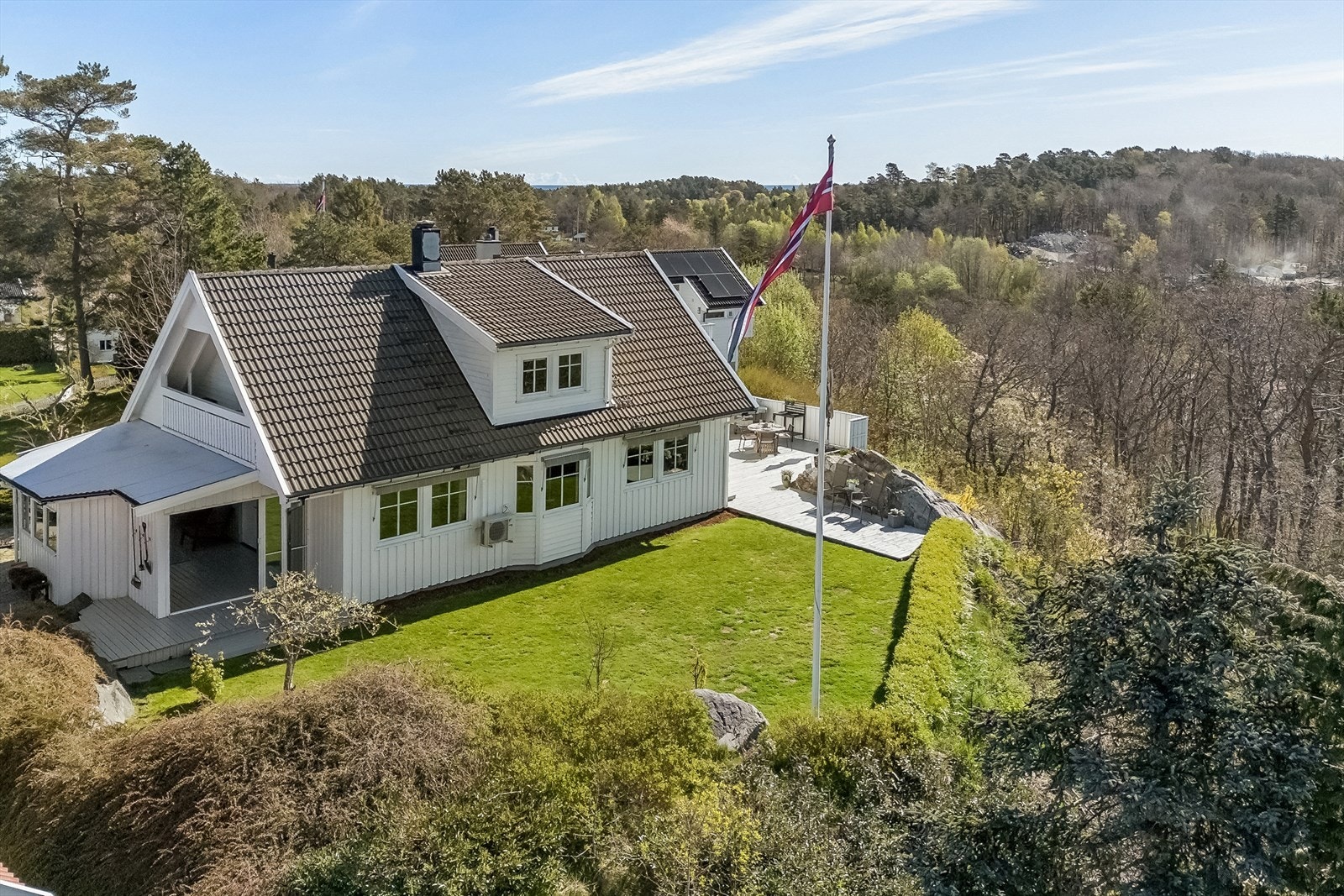 Flott familiebolig med barnevennlig beliggenhet og solrik tomt. Galleribilde