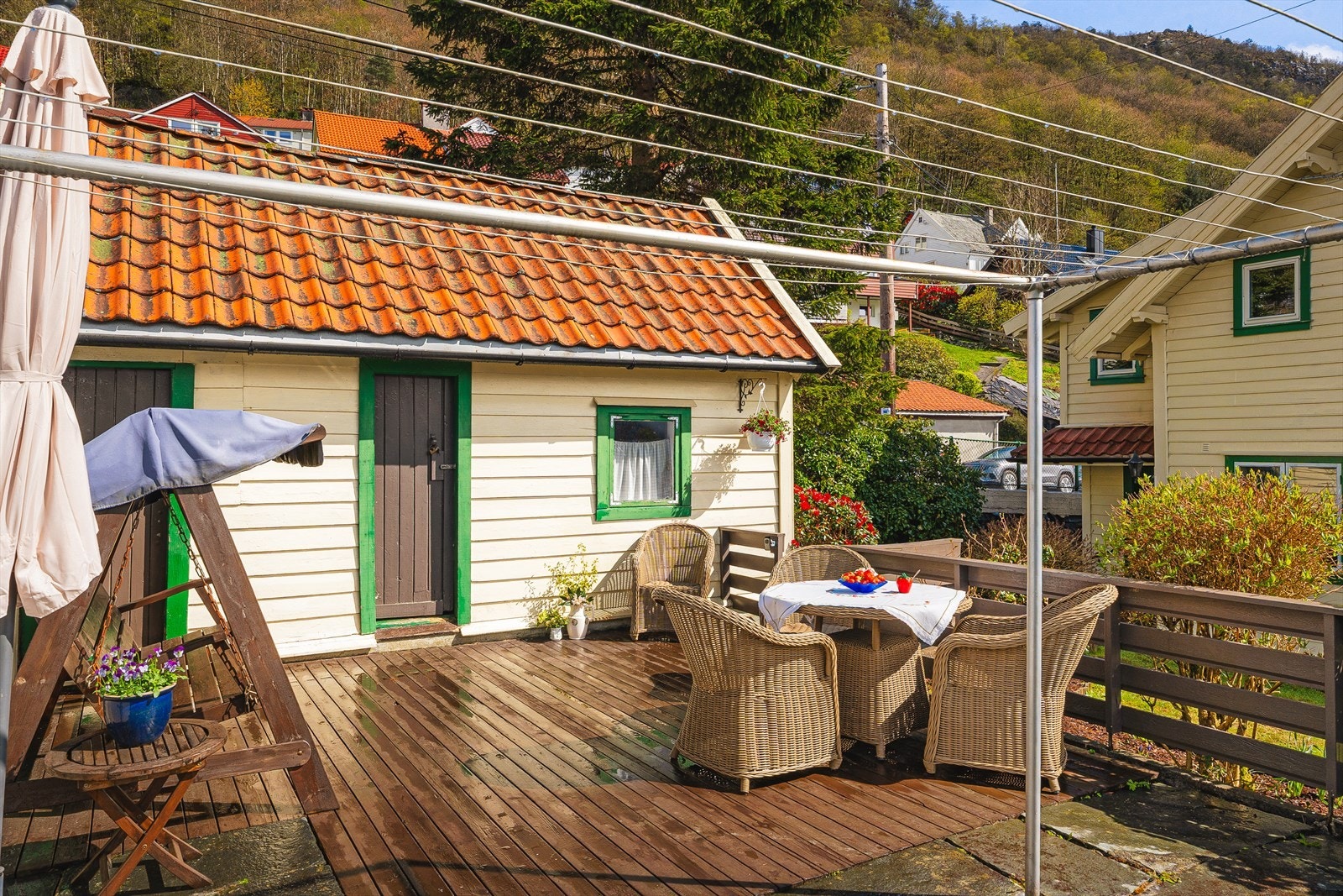 Ved uthuset har man en solrik terrasse, et hyggelig sted for rolige sommerdager og sosiale kvelder. Galleribilde