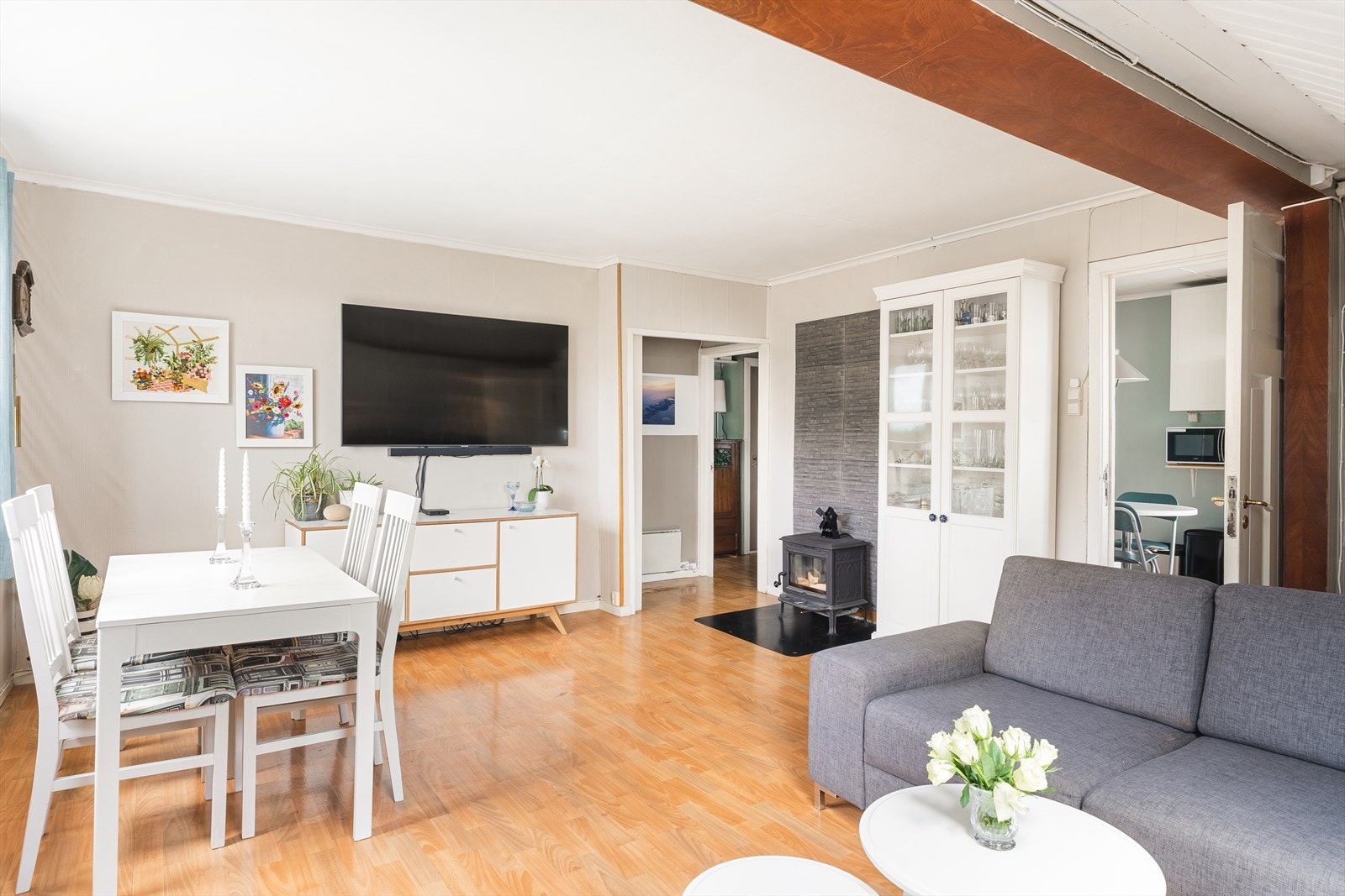 Store vindusflater bidrar til godt med naturlig lysinnslipp i oppholdsrommet. Galleribilde