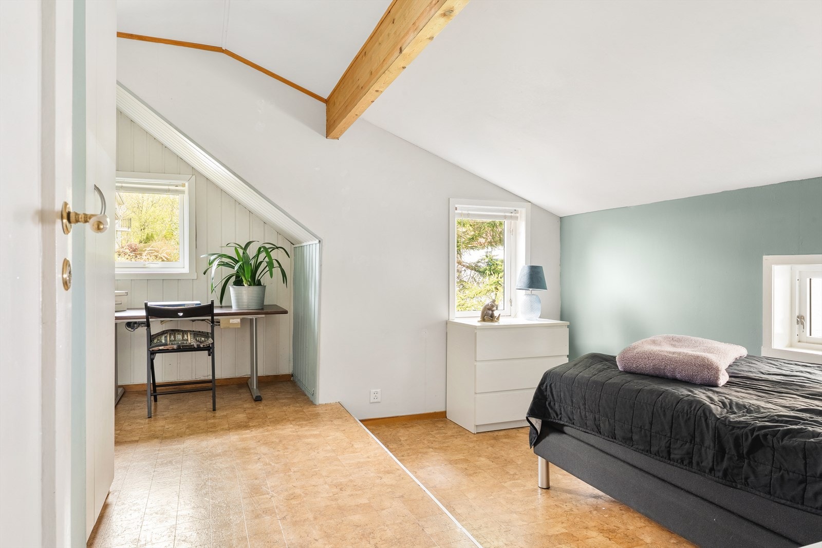 Soverommet har også plass til skrivebord, egnet for hjemmekontor eller andre formål. Galleribilde