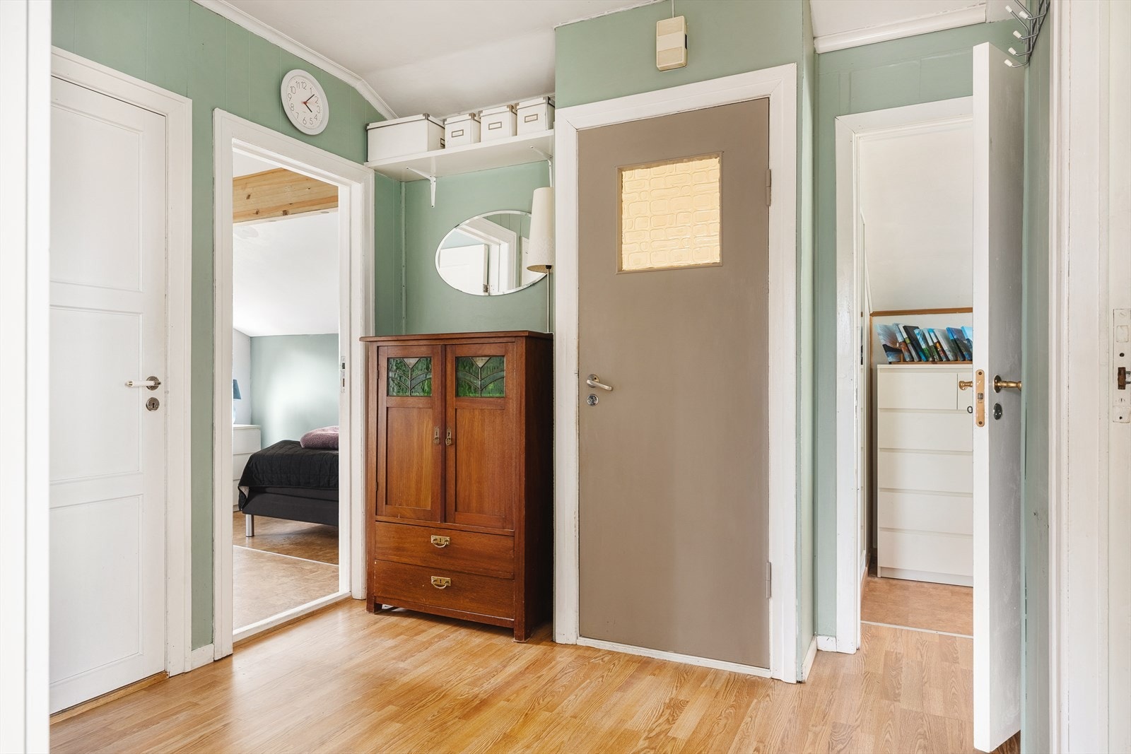 Romslig entré/gang med gode oppbevaringsmuligheter og plass til garderobeløsning. Galleribilde