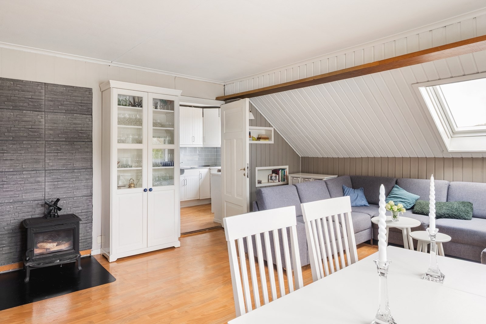 Hyggelig oppholdsrom med eldre standard og gode muligheter for modernisering. Galleribilde