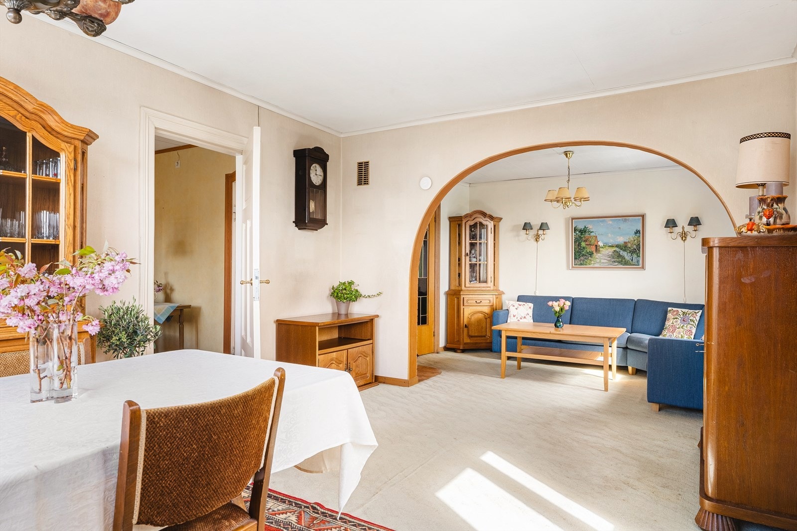 Egen spiseplass i tilknytning til stuen med god plass til familie og gjester. Galleribilde