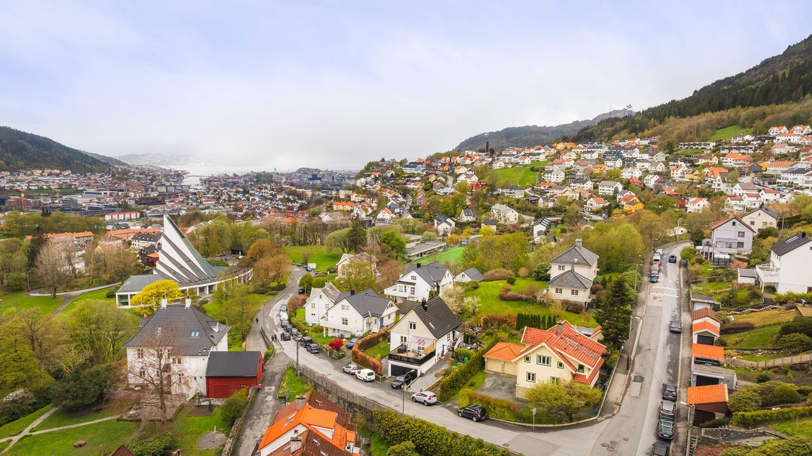Kollektivtilbudet er godt, med busslinje 21 som stopper like ved eiendommen. Galleribilde