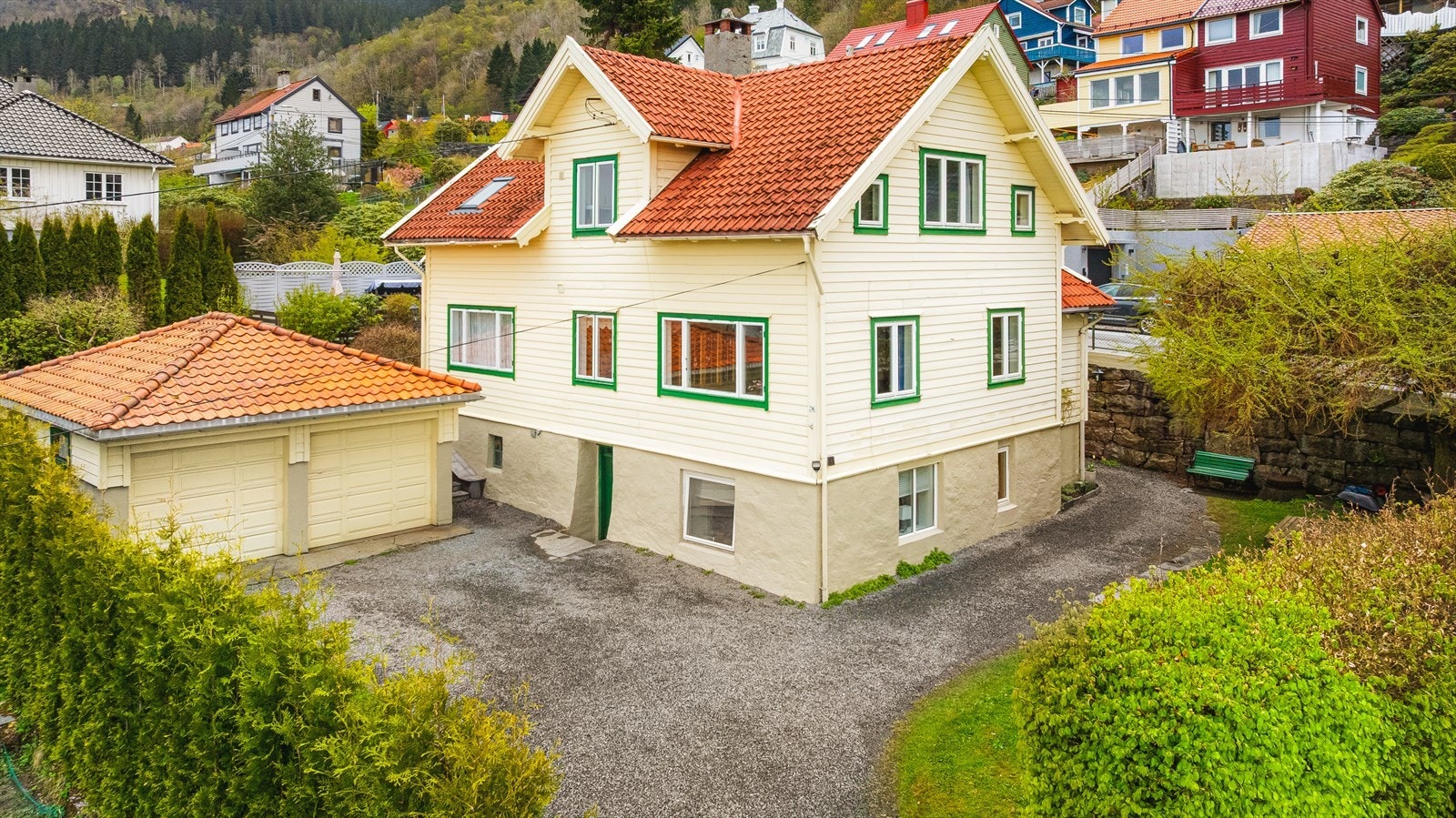 Eiendommen ligger fint til på attraktive Landås, med umiddelbar nærhet til alt enn måtte trenge i hverdagen. Galleribilde