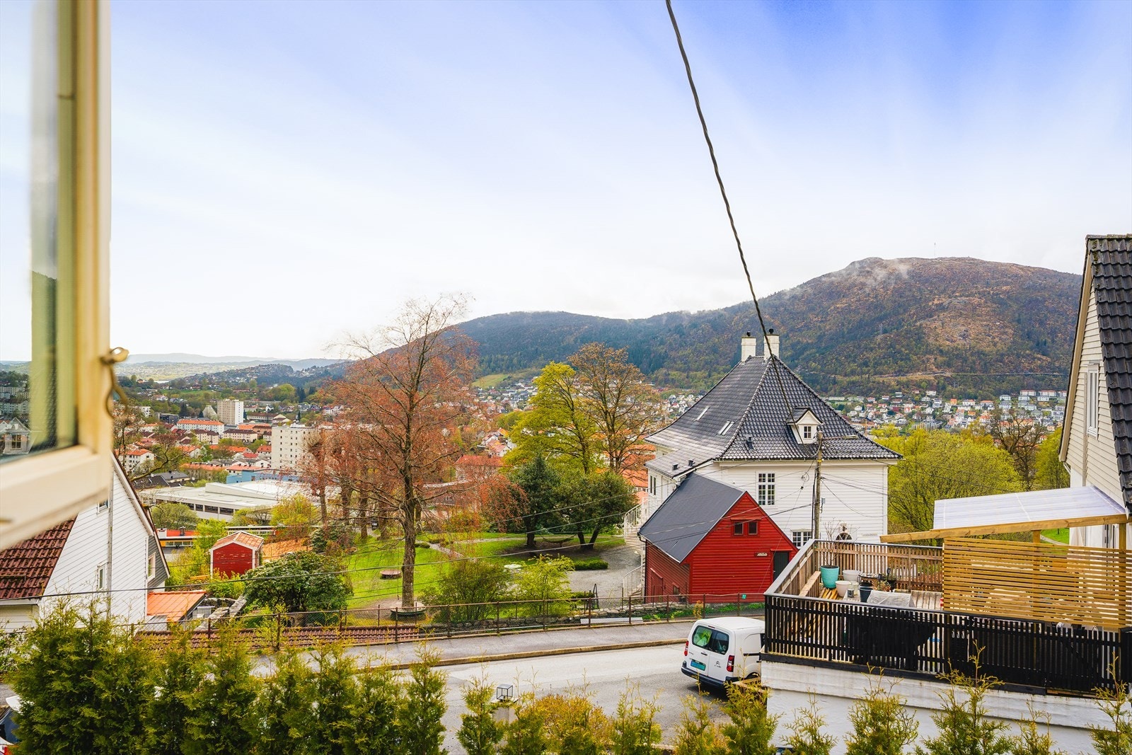 Fra boligen er det flott utsikt over nærområdet og omkringliggende omgivelser. Galleribilde