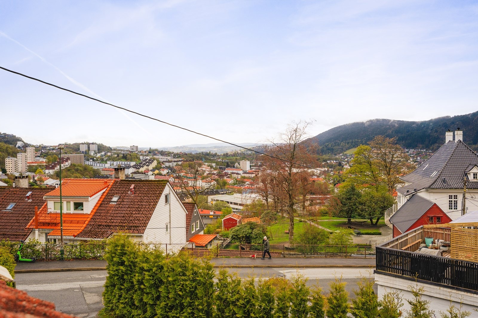 Fra stuen er det nydelig utsikt over nærområdet og omkringliggende omgivelser. Galleribilde