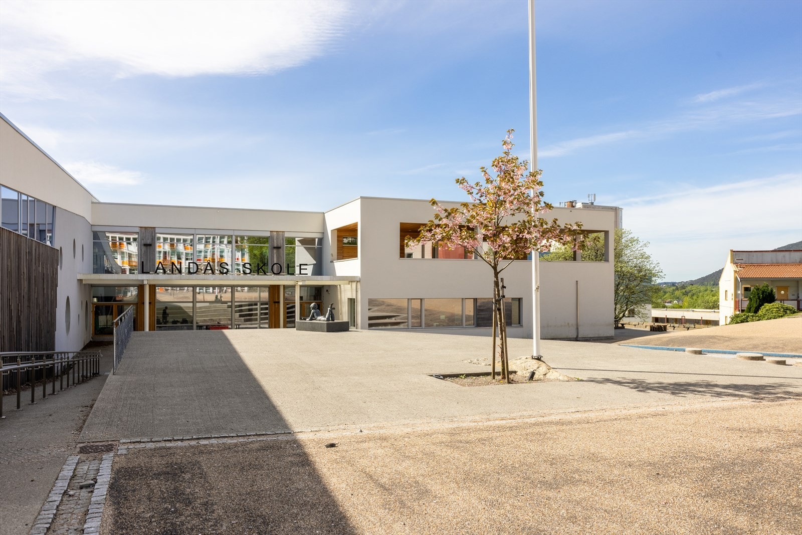 Nærmeste barneskole er Landås skole, som nås på omtrent 5-10 minutter til fots. Galleribilde