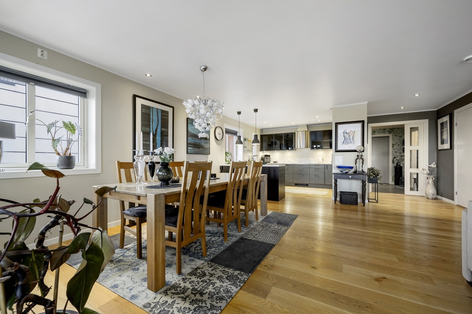 Romslig stue med god plass til flere fine anledninger Galleribilde