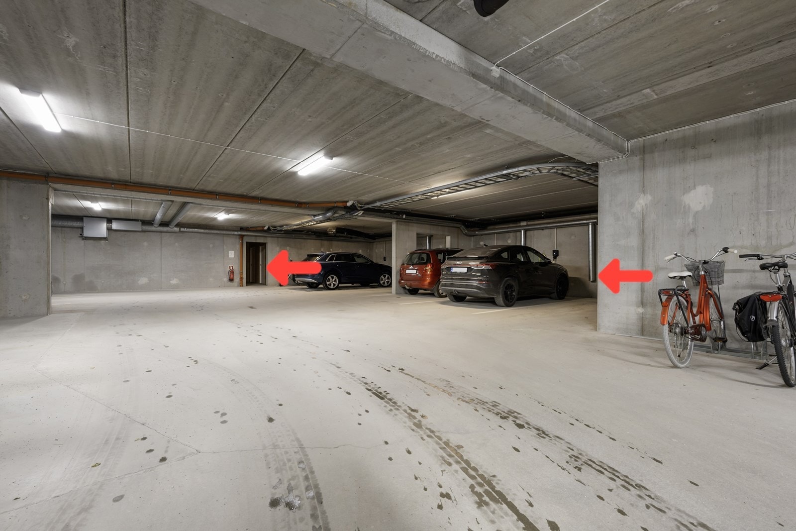 Tilkomst til garasjeanlegg via EL-portåpner. EL-billader er utstyrt med brikkestyring. Bod i garasjeanlegg er oppmålt 14 m² og har kort avstand fra oppstillingsplass Galleribilde