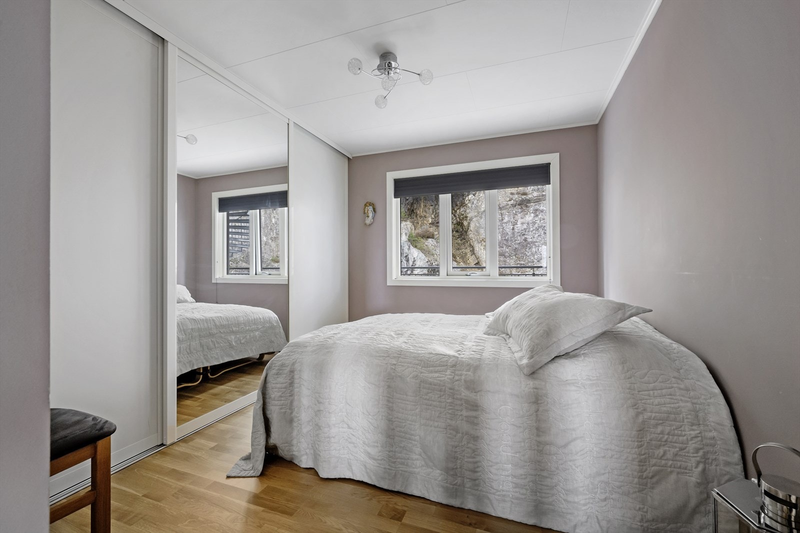 Soverom 1 av 4: to av soverommene ligger vendt mot nord. To av soverommene har skyvedørsgarderobe med god lagringskapasitet Galleribilde