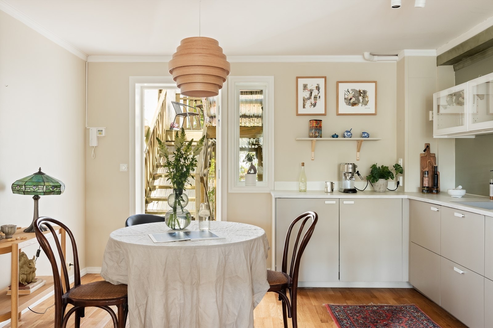 Fra kjøkken er det direkte utgang til sameiets felles terrasse og uteområde. Galleribilde