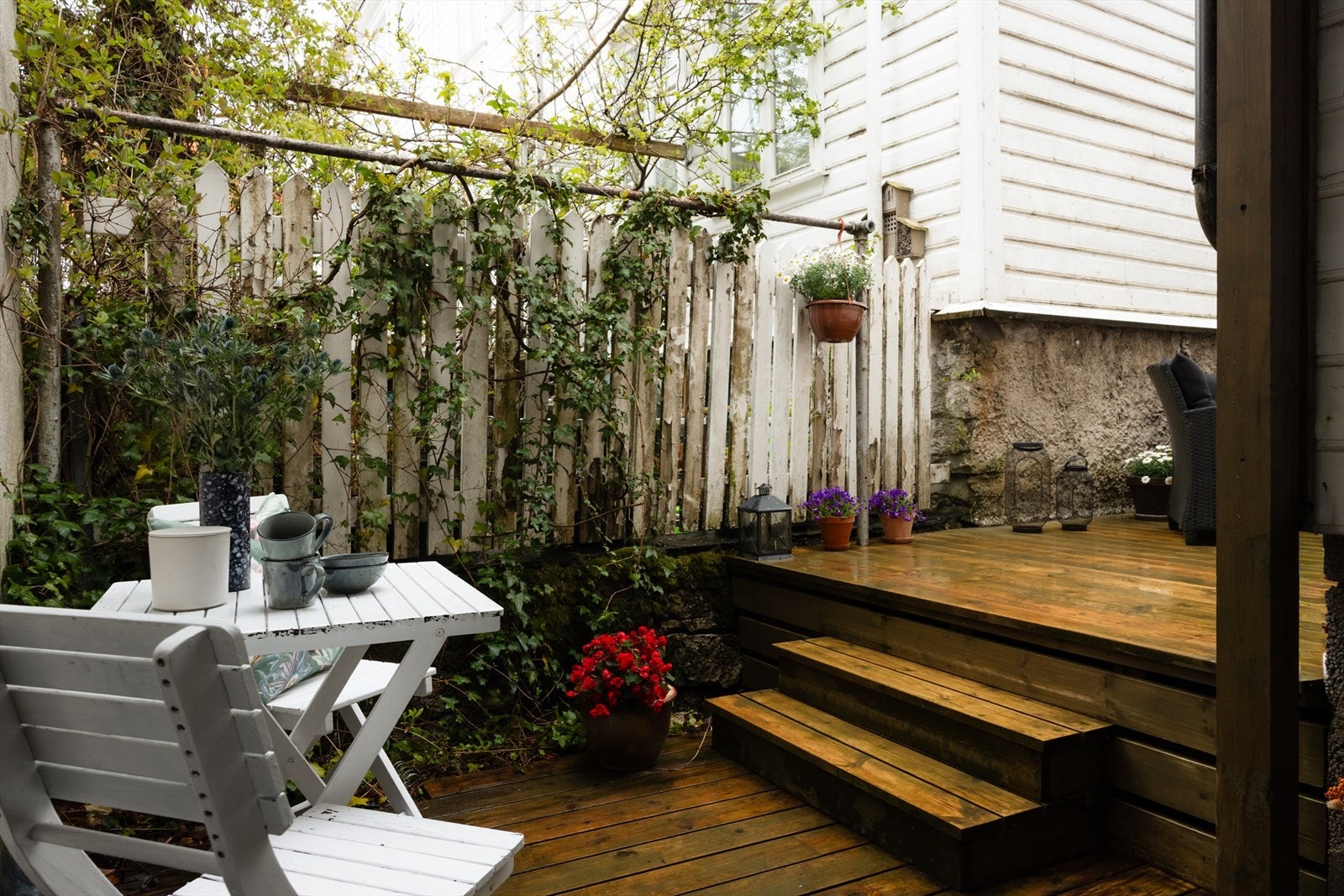 Sameiet disponerer bakgården sammen, og består av en stor terrasseplatting. Møbler og puter er felles. Galleribilde