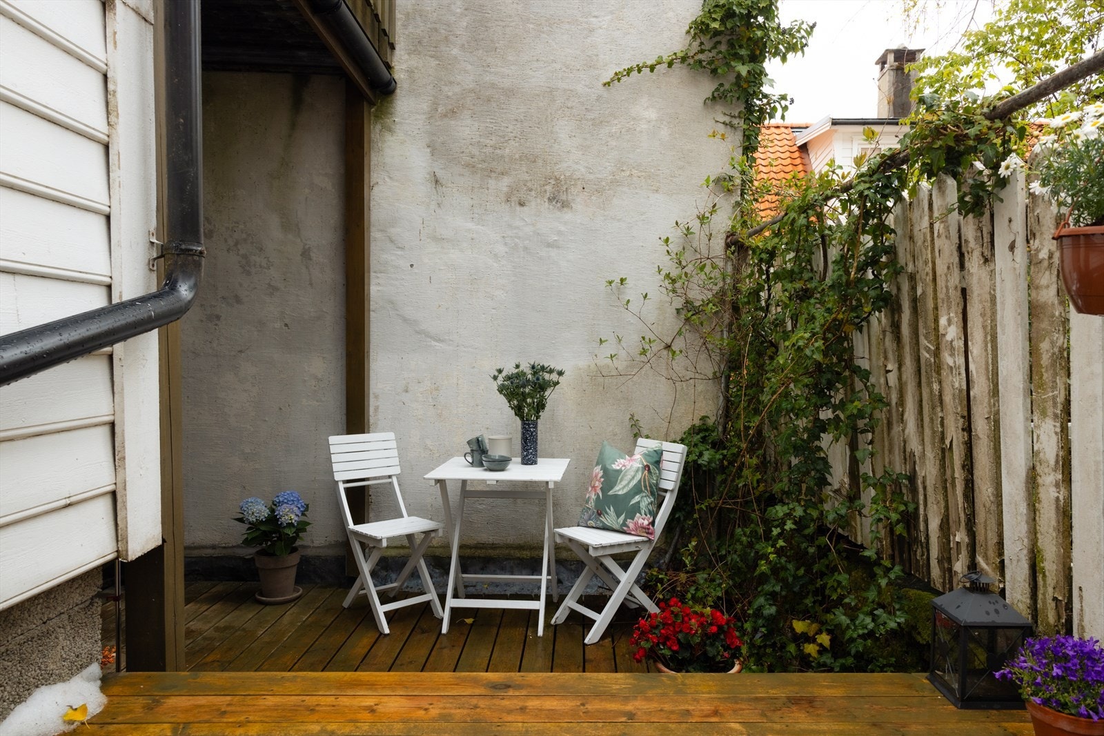 Sameiet disponerer felles uteområde og felles boder. Det legges vekt på orden, trivsel og godt vedlikehold av fellesarealene. I bakgården finnes uteplass med møbler, og sameiet har planer om videre oppgradering og vedlikehold av uteområdet. Galleribilde