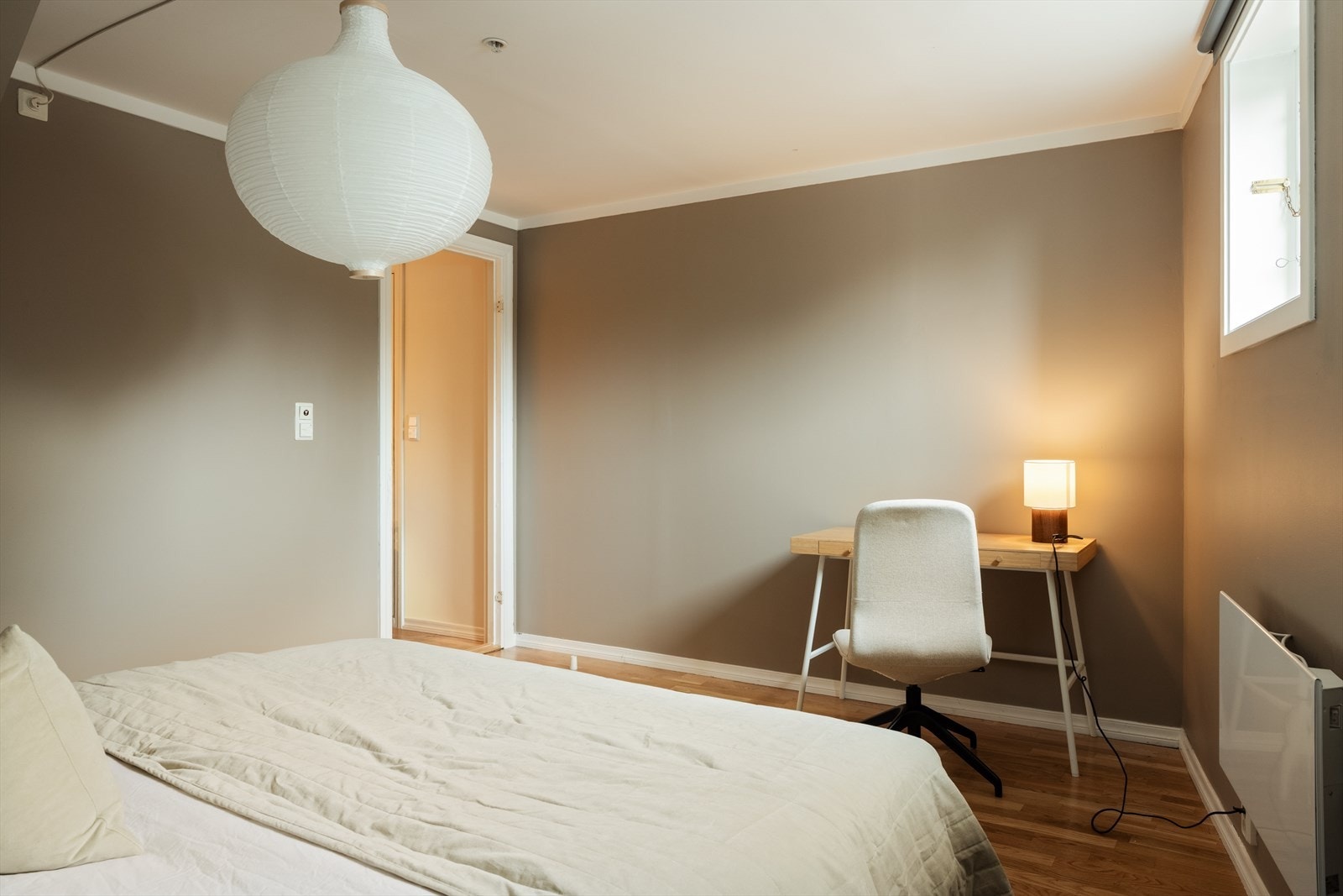 Her er det god plass til å innrede med alt det et soverom bør inneholde. Galleribilde