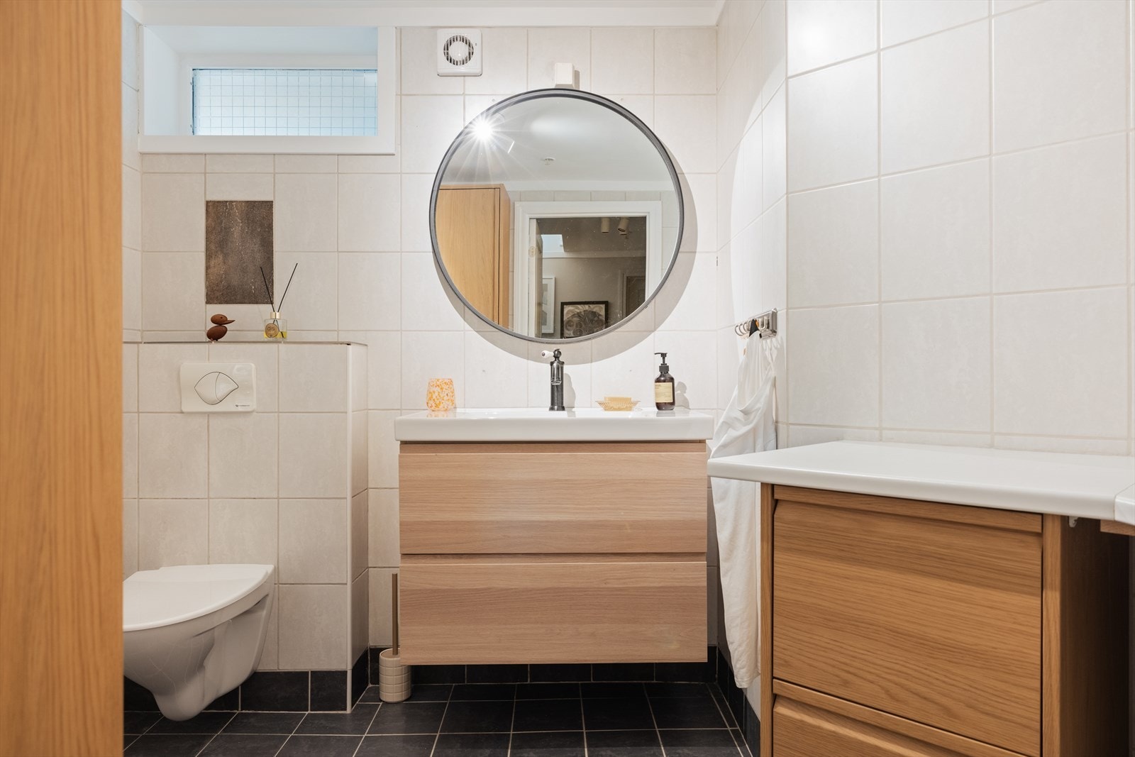 Badet ble oppusset i forbindelse med totalrenovering av boligen i 2007, og fremstår som praktisk og funksjonelt med gode oppbevaringsmuligheter. Det er varmekabler i gulv som gir god komfort året rundt. Galleribilde
