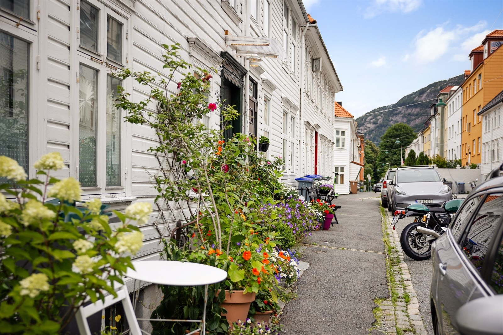 Sandviken byr på sjarmerende trehusbebyggelse, smale smau og en rolig atmosfære som gjør området svært ettertraktet. Galleribilde