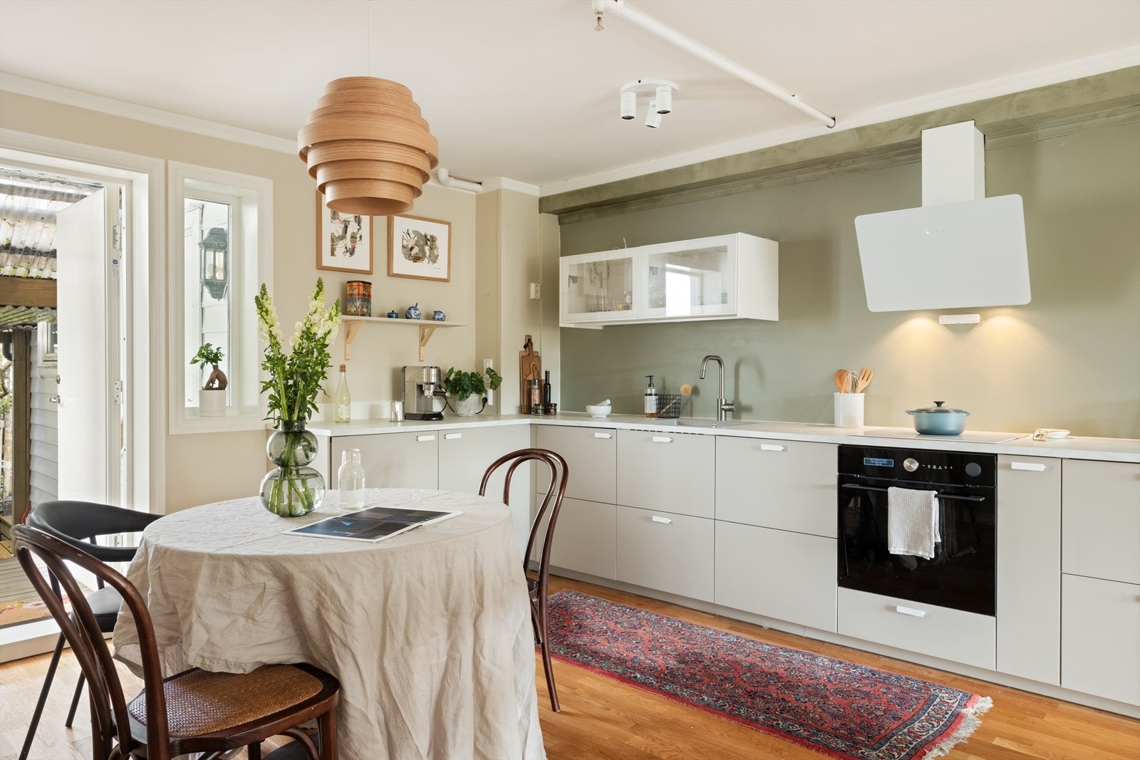 Det er god plass til å innrede med spisegruppe på kjøkkenet. Galleribilde