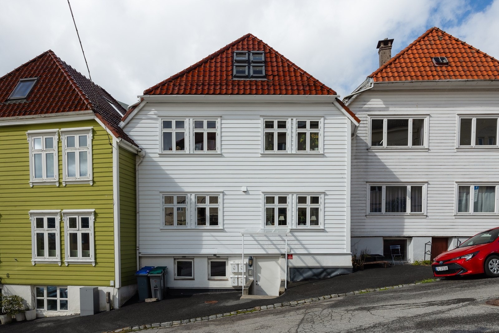 Boligen ligger i en av Sandvikens koselige gater! Det er utført flere vedlikeholdstiltak i sameiet de senere årene. I 2025 ble blant annet fasaden mot gateplan vasket og malt, samt gjennomført opprydning av fellesarealer. Galleribilde