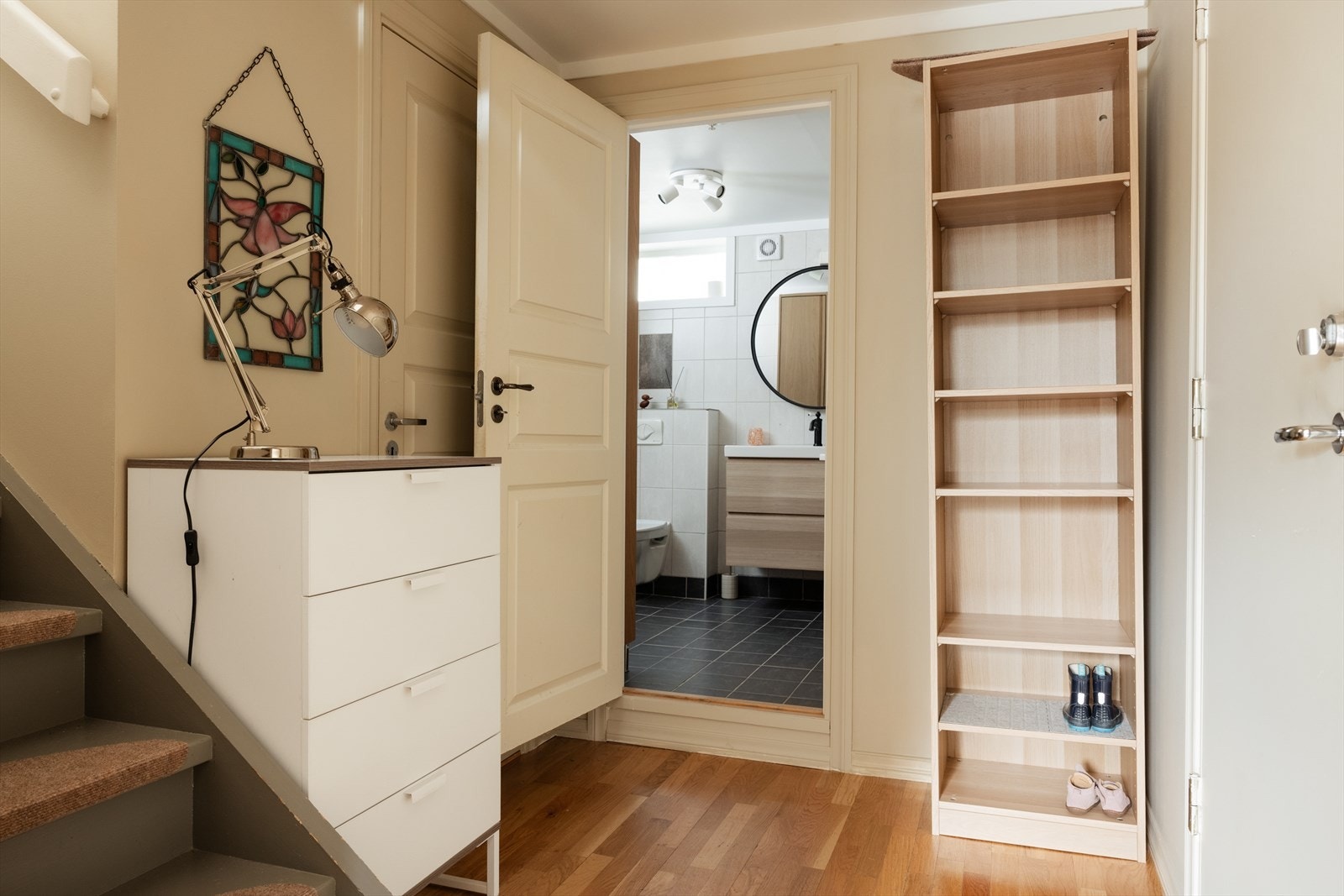 Trivelig inngangsparti med plass til å henge fra seg yttertøy og oppbevare sko. Galleribilde