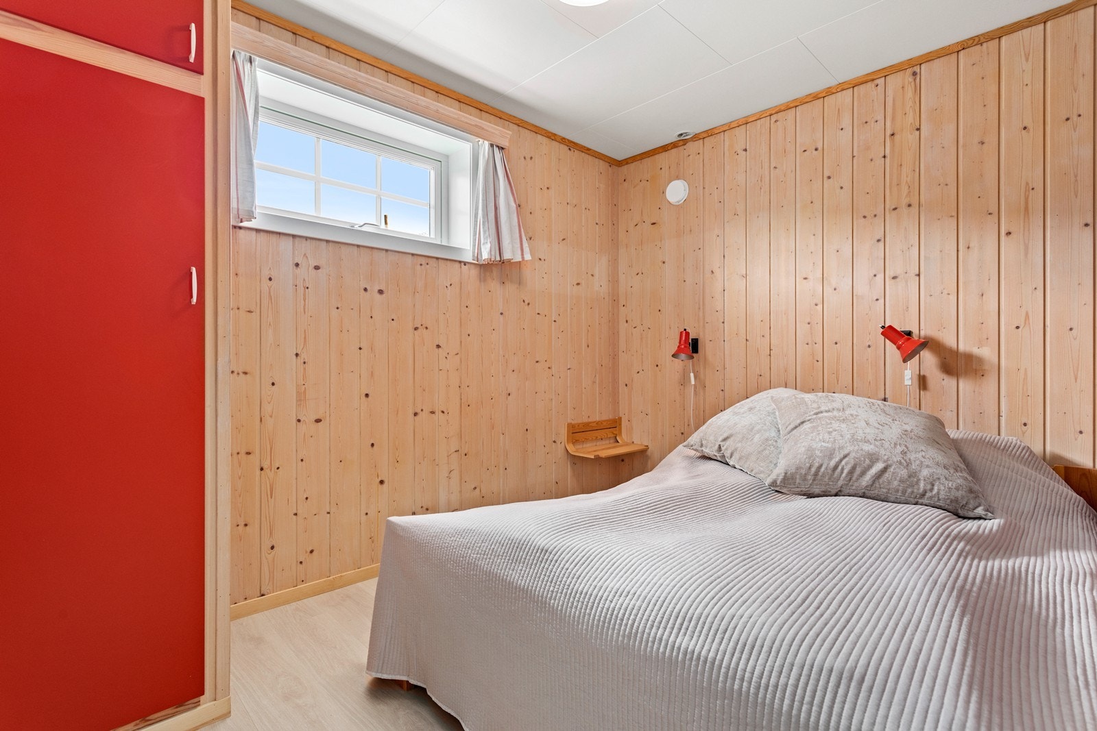 I kjellaren er det 2 soverom. Begge med plass til seng og garderobeløysing. Galleribilde