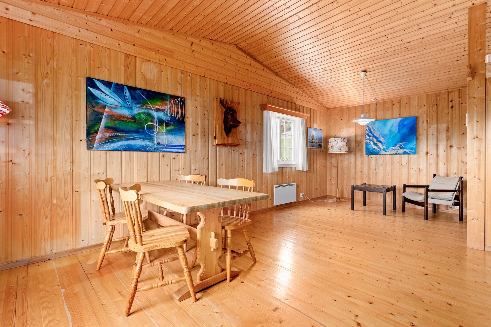 Ein har også god plass til eit spisebord av ønskja storleik, samt ein "lesekrok". Galleribilde
